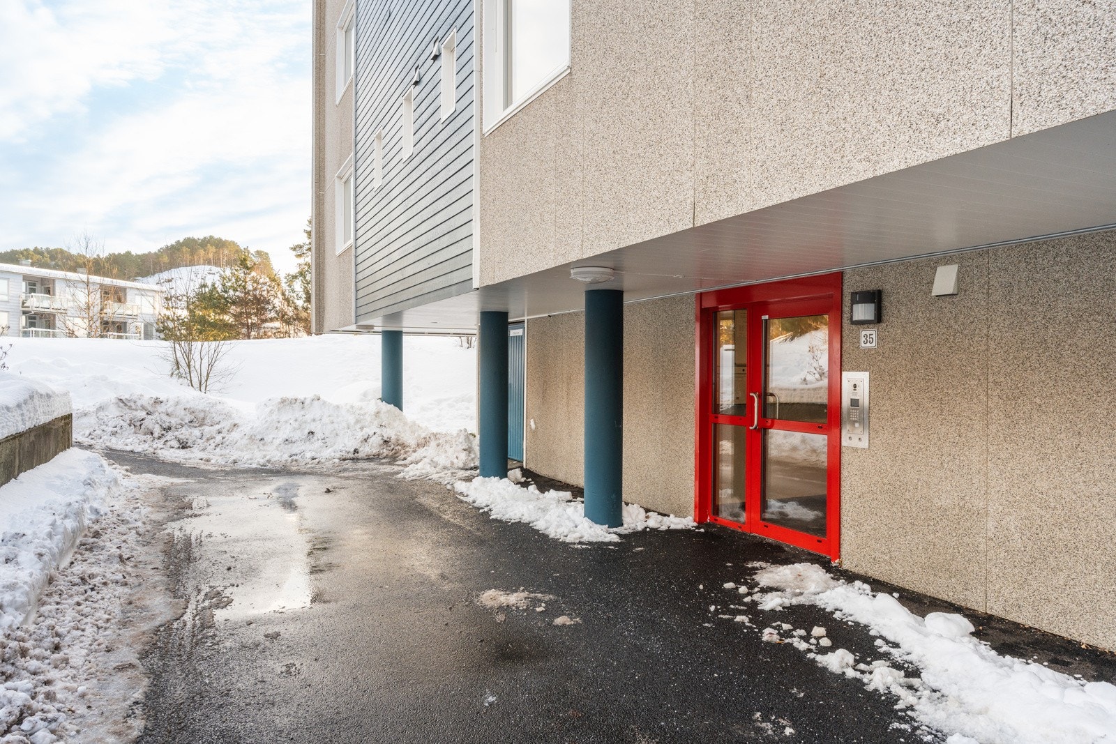Leiligheten ligger i Nebbestølen borettslag - et populært og veldrevet borettslag. Galleribilde