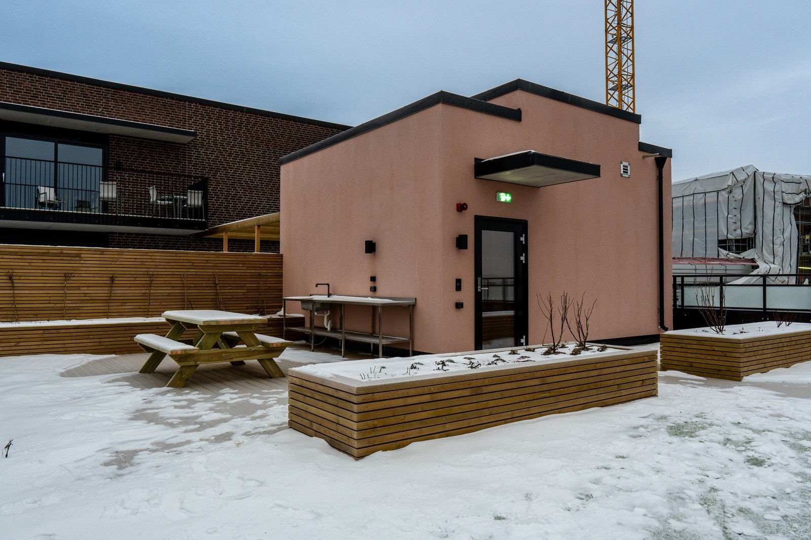 Fantastisk felles takterrasse med panoramautsikt, perfekt for rekreasjon og sosiale sammenkomster. Galleribilde