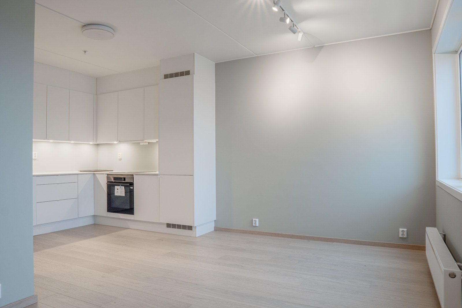 Stue med åpen kjøkkenløsning – et stilrent og funksjonelt rom Galleribilde