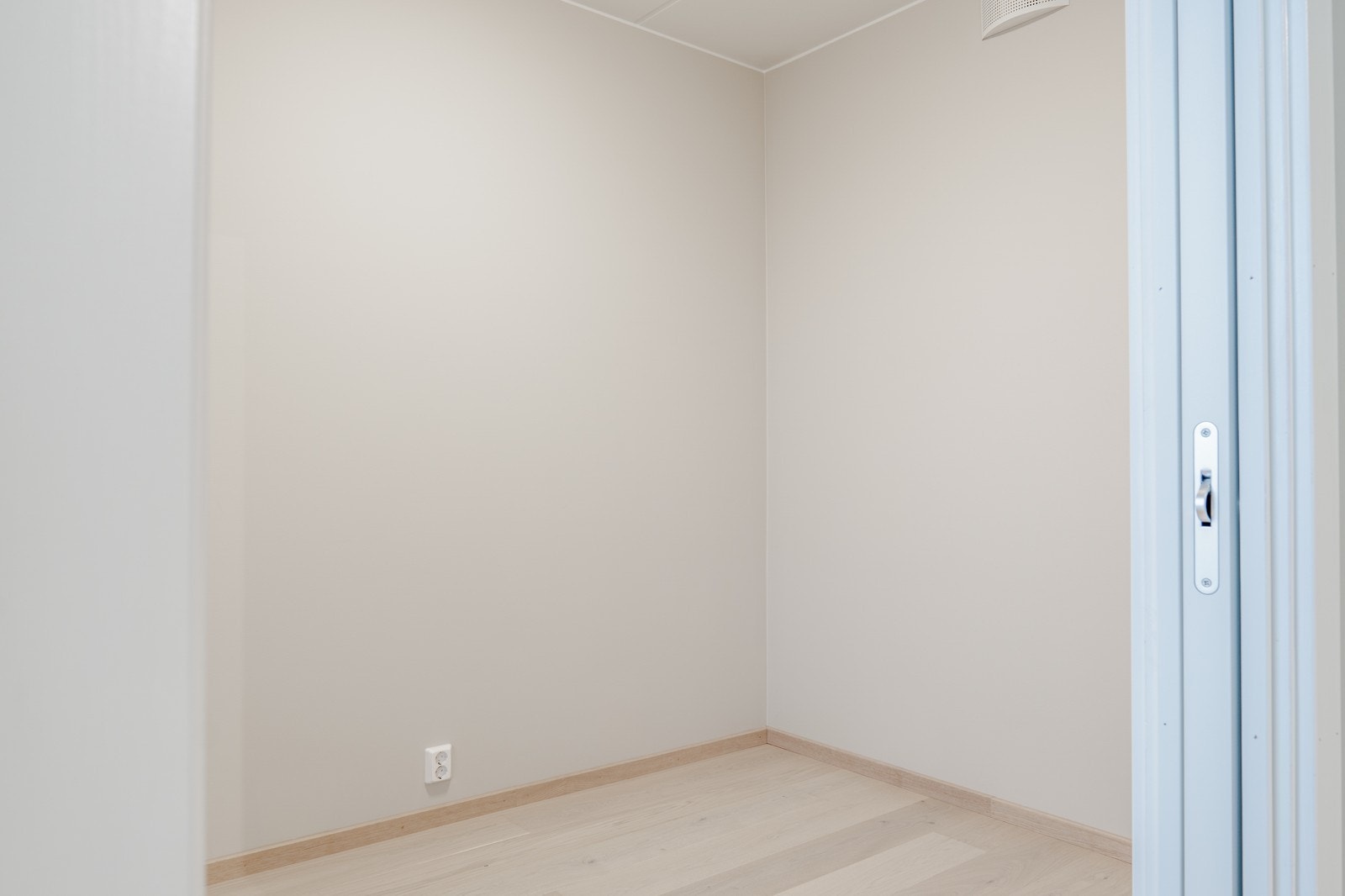 Hovedsoverom med nordisk preg, plass til dobbeltseng og garderobeløsning. Galleribilde
