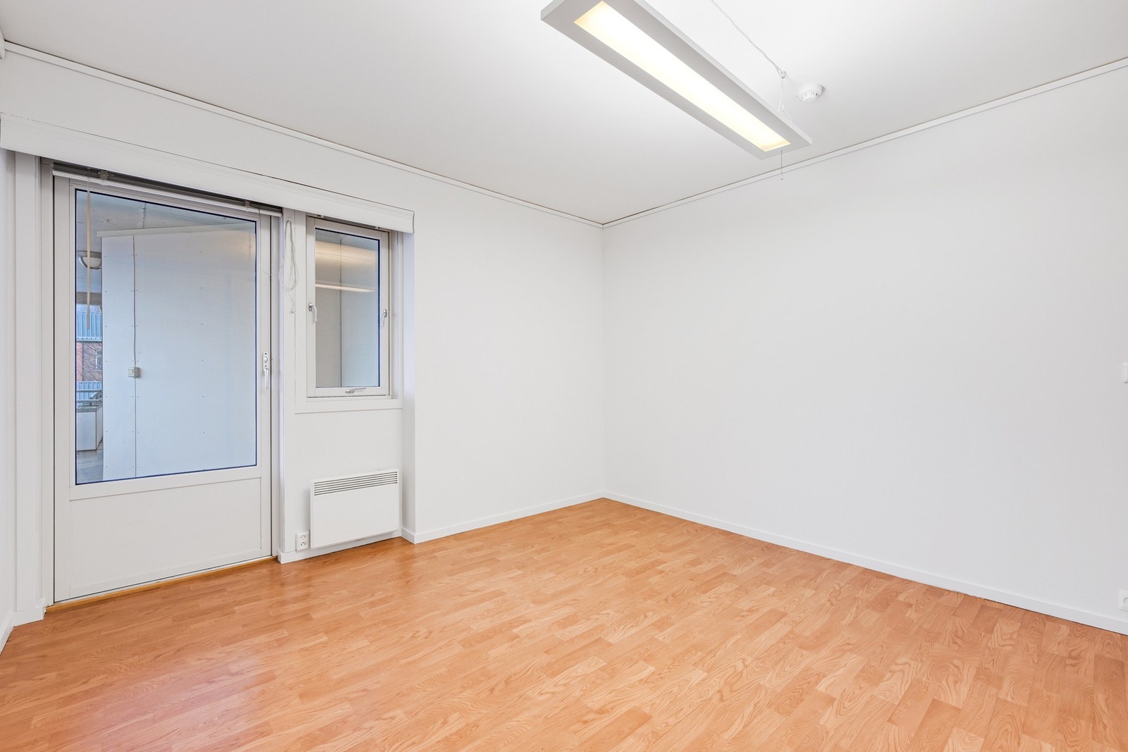 Leiligheten har ett romslig soverom med god plass for dobbel seng Galleribilde