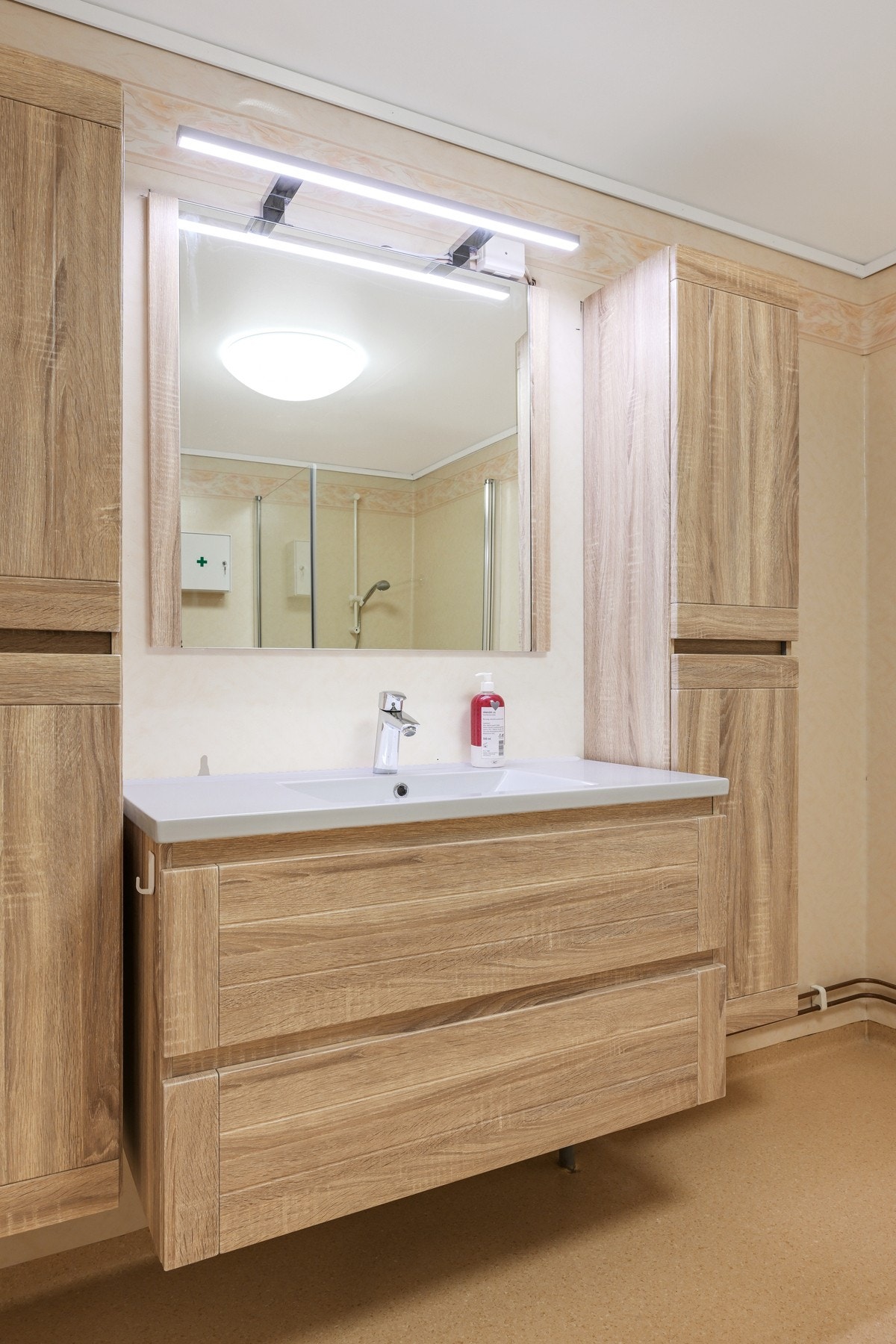 Badet har gulvvarme og som vi ser godt med skapplass Galleribilde