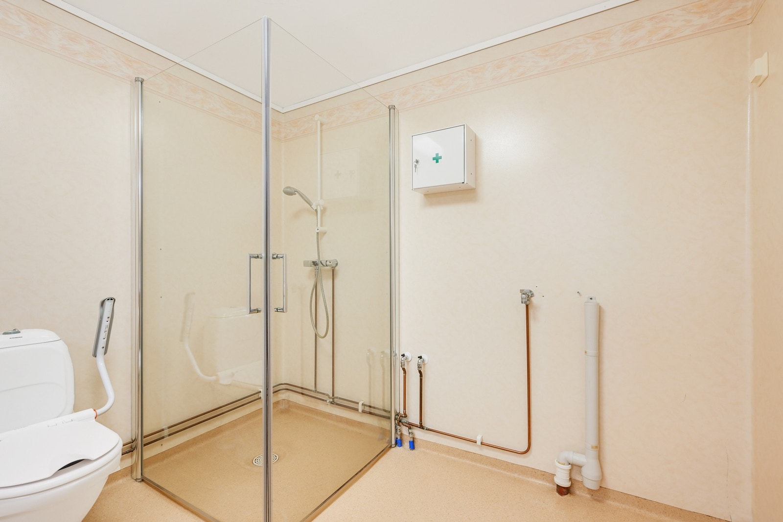 Det er også opplegg for vaskemaskin på badet Galleribilde