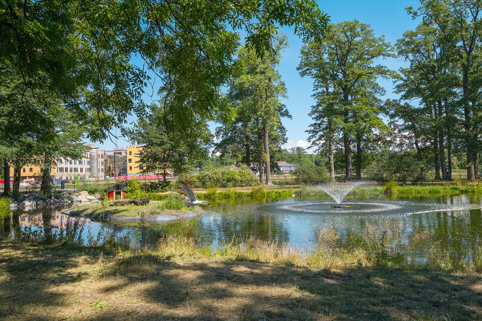 Bare ett hundre meter ned til den flotte byparken Lystlunden Galleribilde