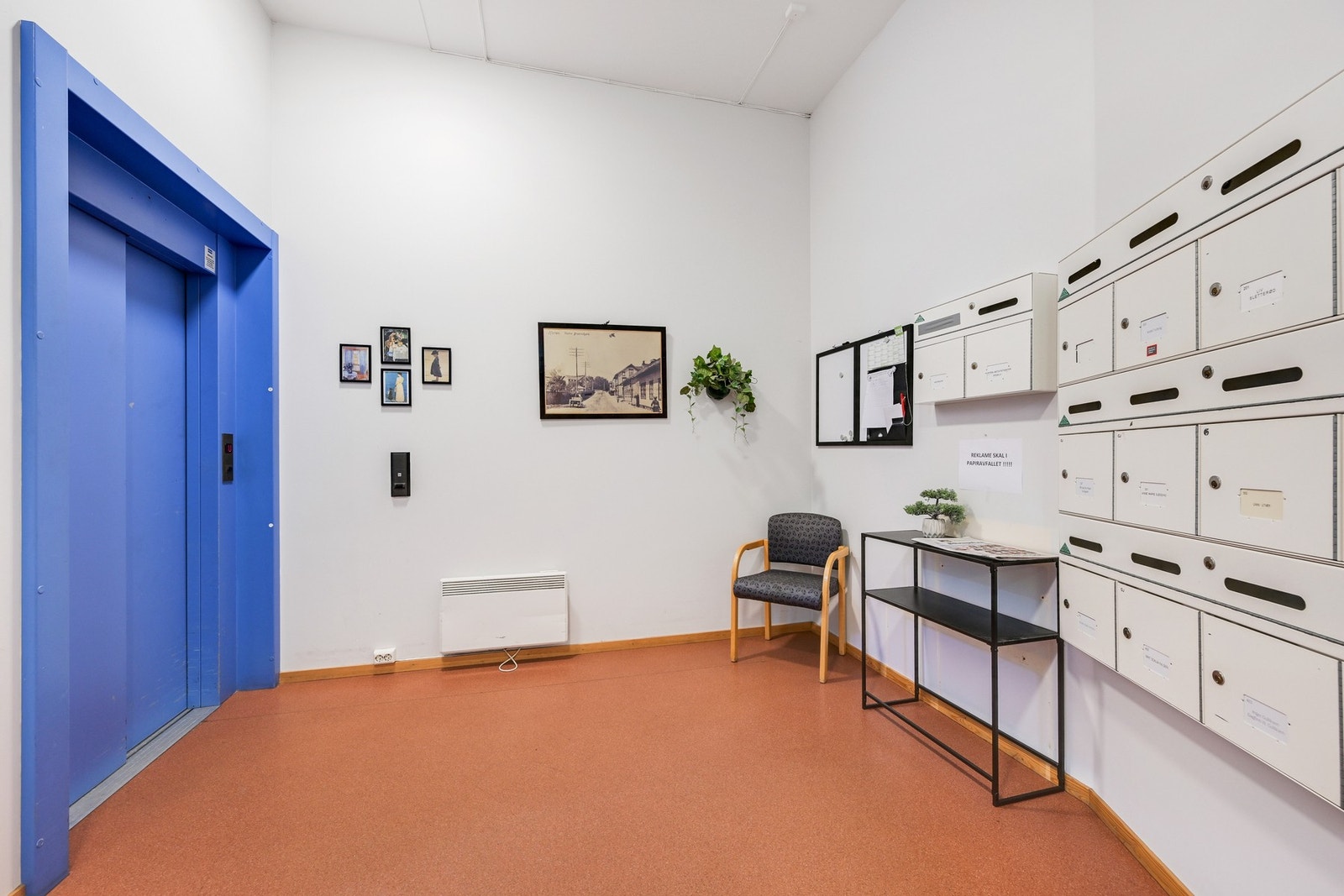 Her ser vi gangen inn til leilighetene med postkasser og heisen Galleribilde