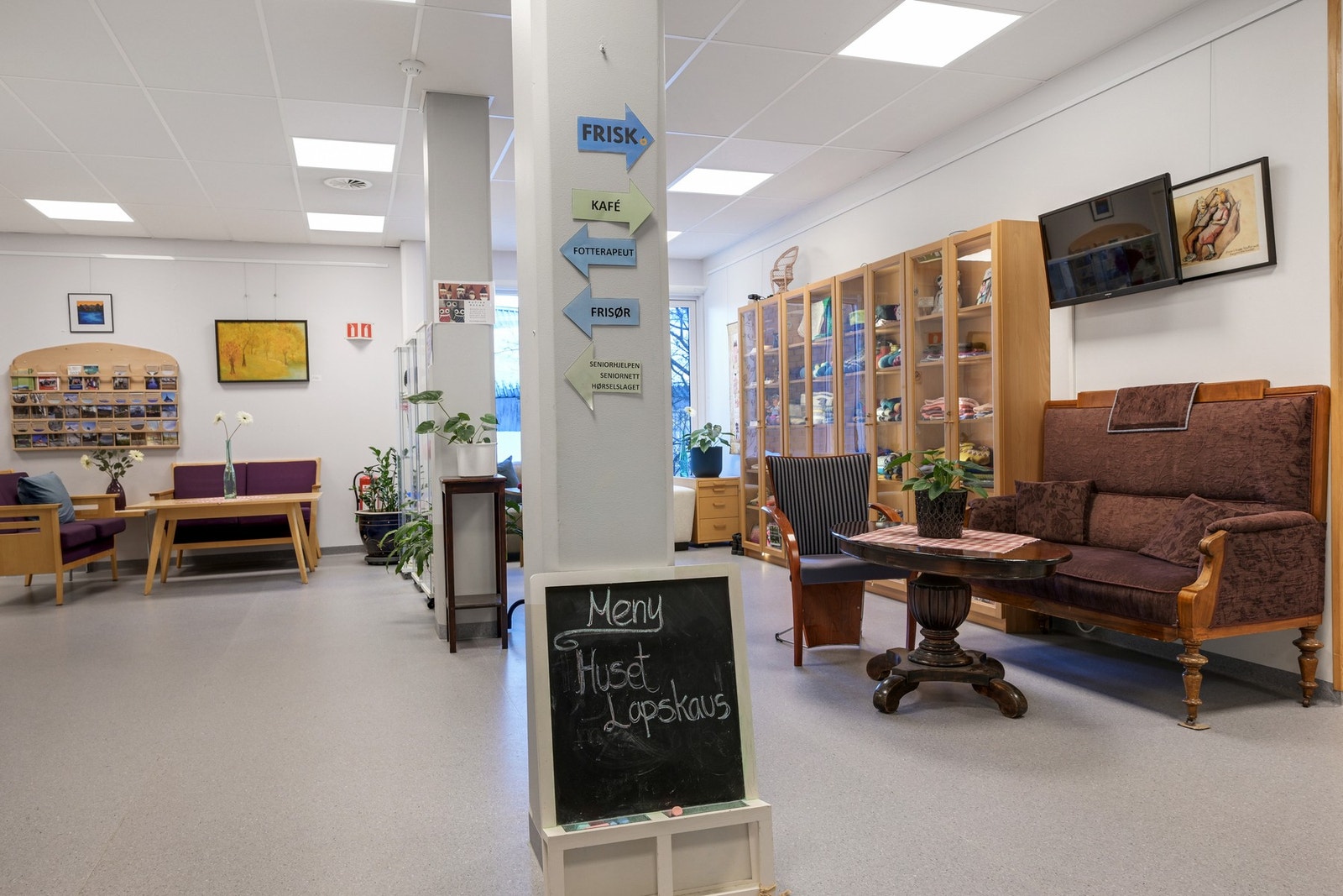 Dagens middag i 1. etasje er som vi ser på skiltet "Husets Lapskaus" - på huset er det det også fotterapaut og frisør Galleribilde