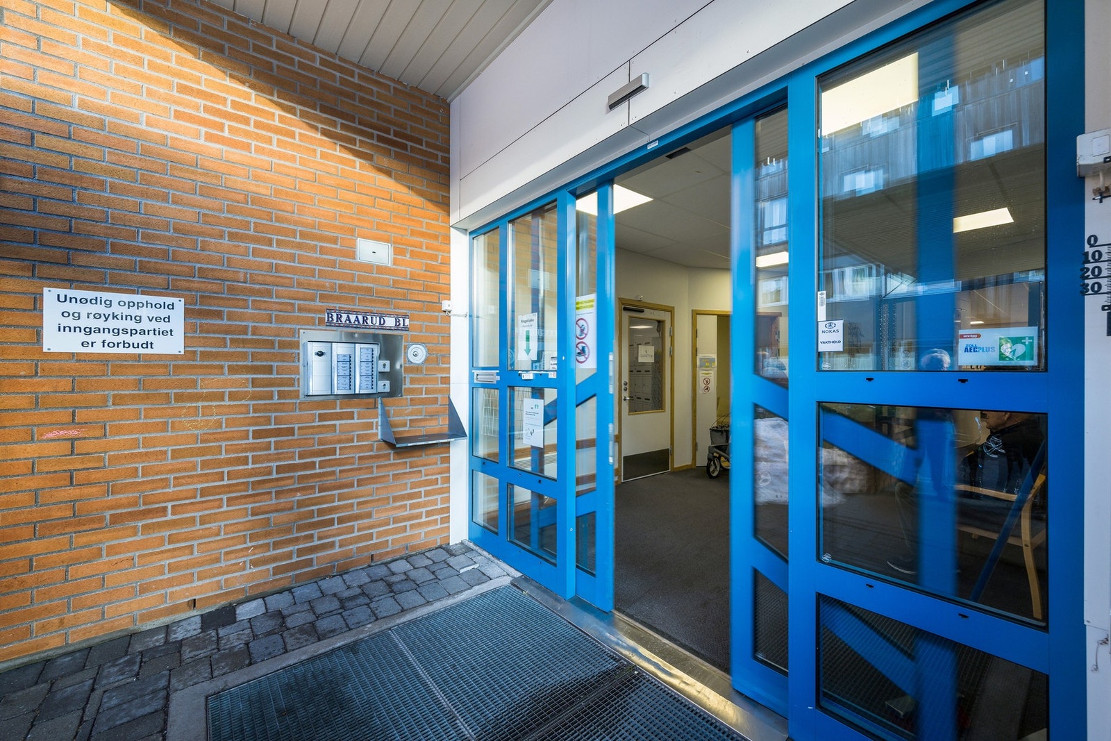 Lettvint adkomst inn til heisen og trappene Galleribilde