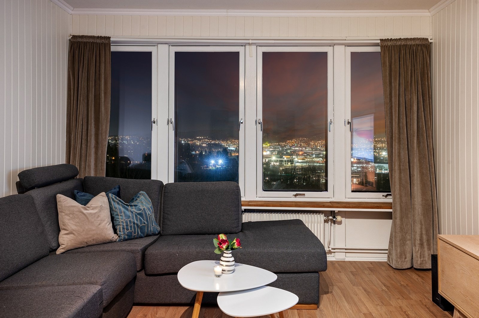 - Lys og moderne stue med utsikt over byen, perfekt for å nyte solnedganger fra komforten av hjemmet ditt - Galleribilde