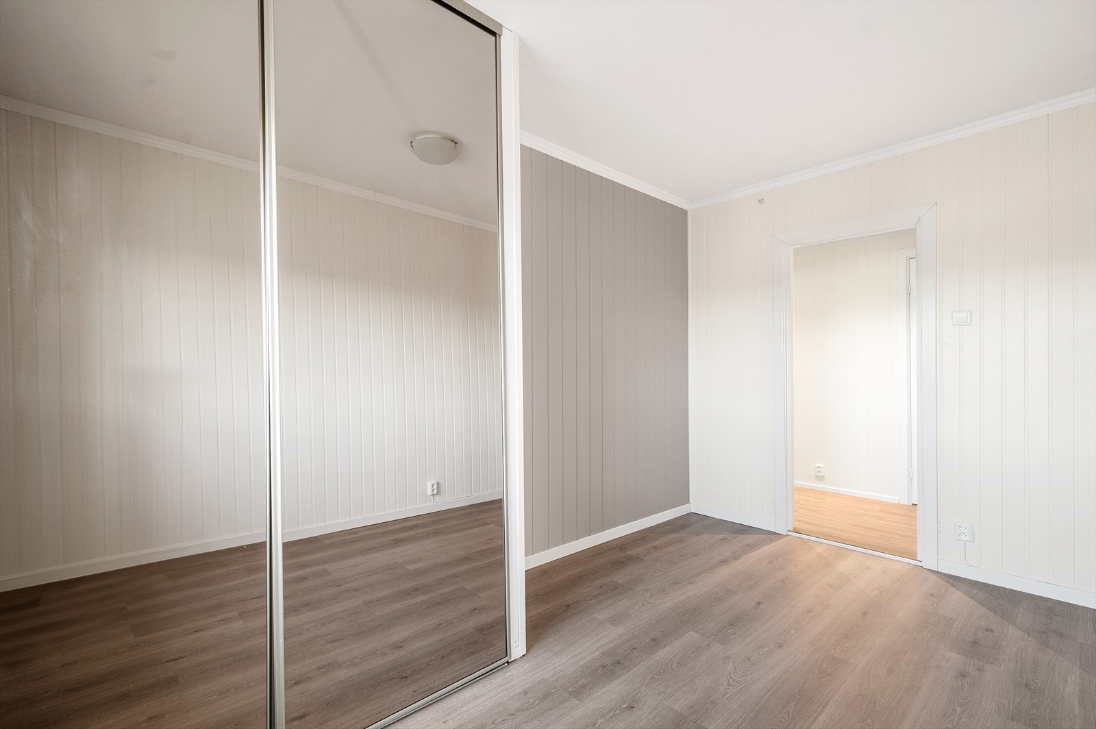 - Lyst og innbydende rom med moderne gulv og speilskyvedørsgarderobe. Perfekt for et stilrent og funksjonelt hjem - Galleribilde