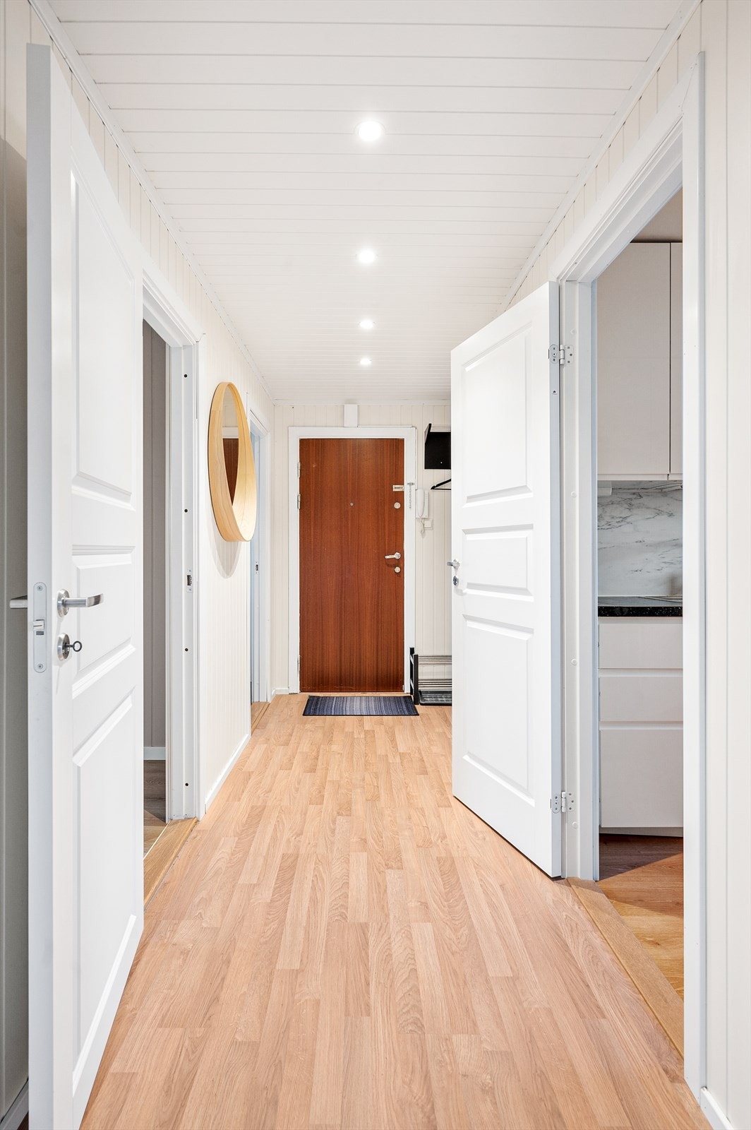 -Entré med lyse flater og stilrent gulv, som gir et flott førsteinntrykk av boligen. Velkommen hjem! - Galleribilde