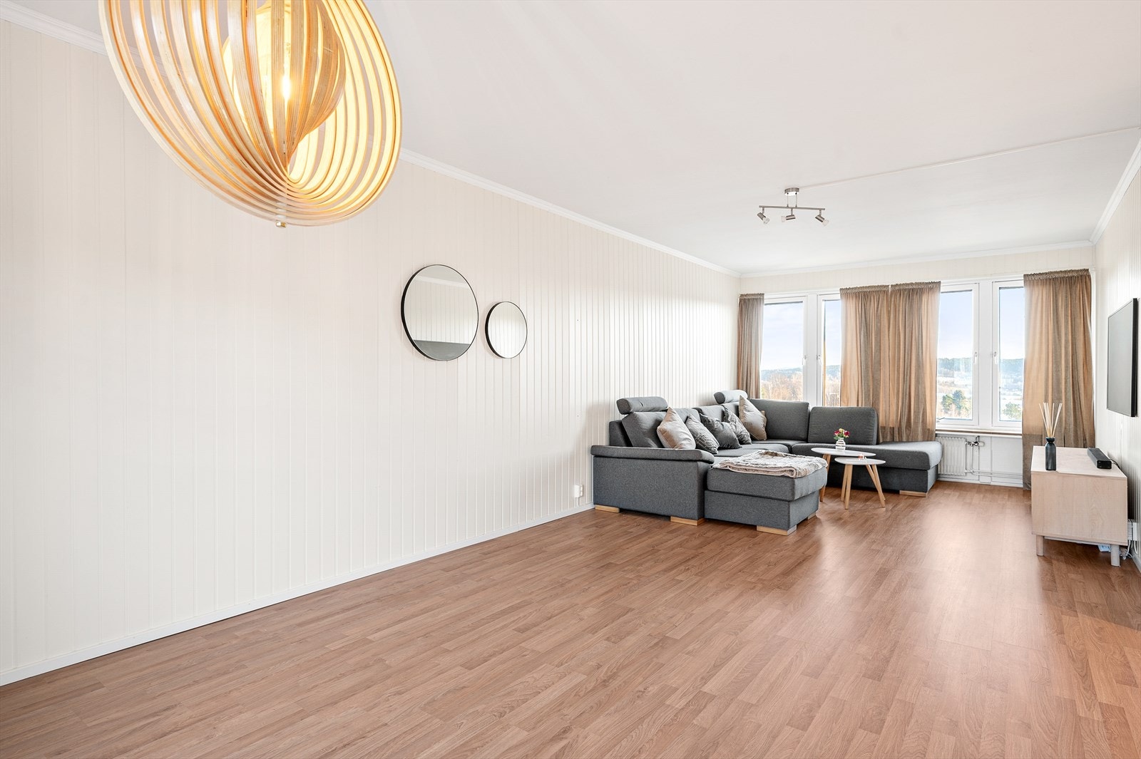 - Lys og romslig stue med åpen løsning til spisestue. Perfekt for sosiale sammenkomster og avslapning - Galleribilde