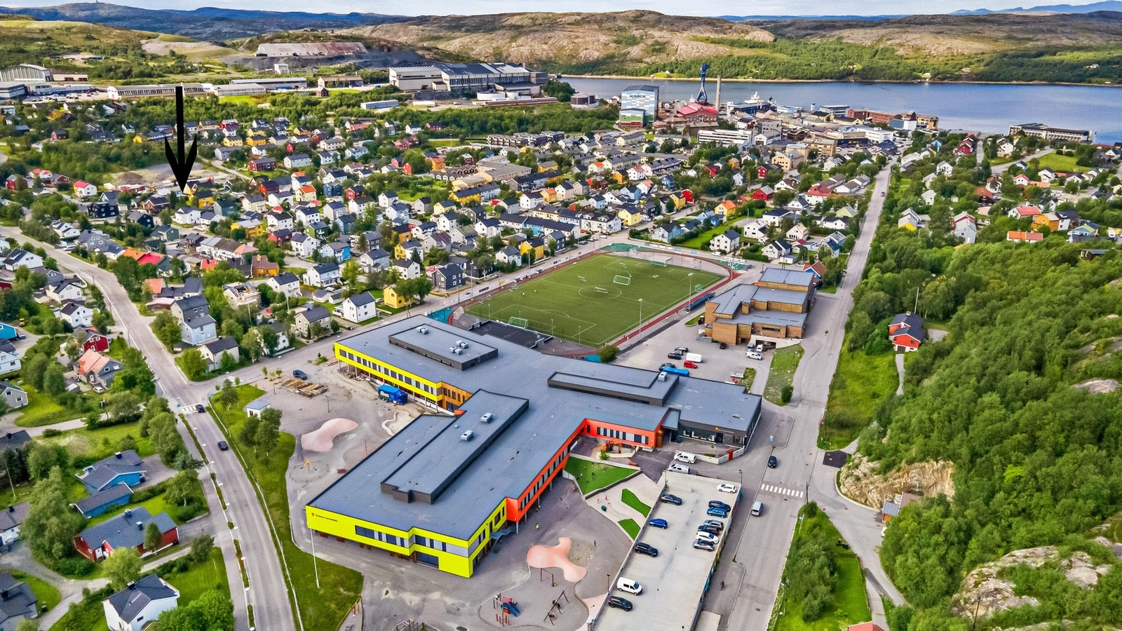 Boligen har en sentral beliggenhet og har kort gangavstand både til bysentrum og til Kirkenes skole Galleribilde