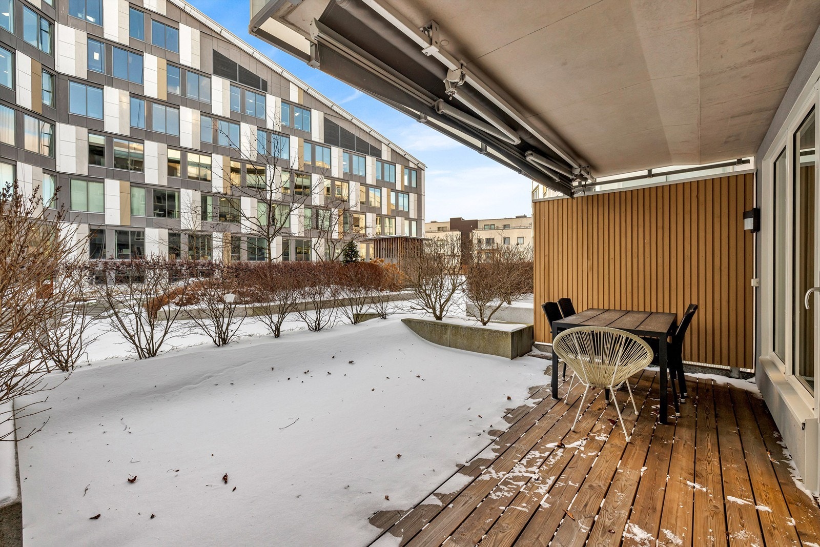 Romslig terrasse på 22kvm med god plass til hagemøbler Galleribilde