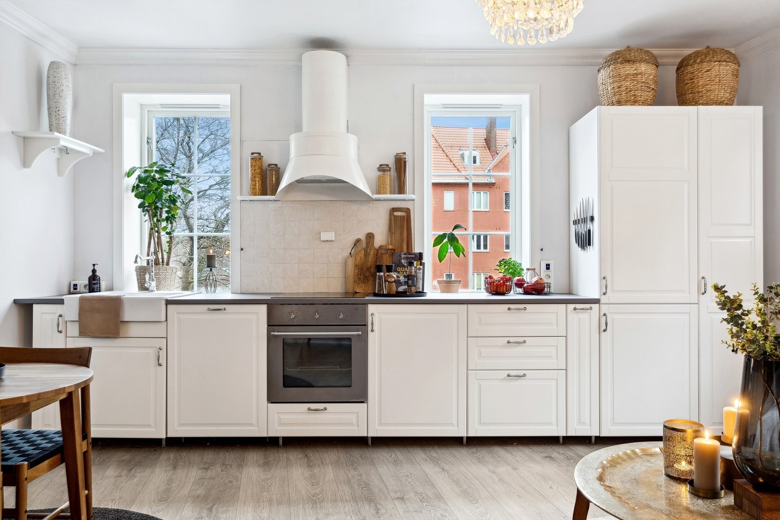 Pent kjøkken som byr på godt med oppbevaringsplass i både skuffer og skap. Galleribilde