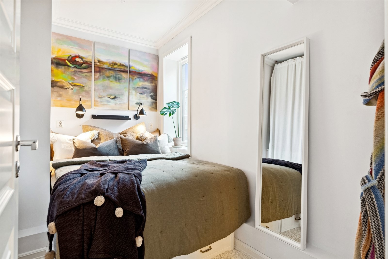 Her får du et romslig soverom som gir muligheter for ønsket møblering Galleribilde