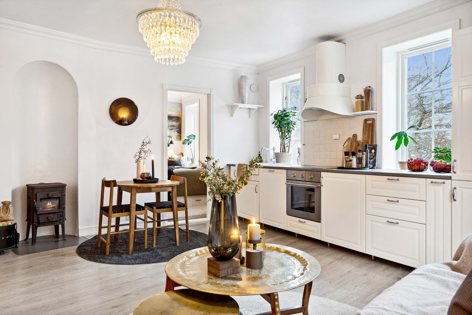 Her får du en åpen stue- og kjøkkenløsning på til sammen 23m² og byr på to store vindusflater med utsikt over nærområdet. Galleribilde