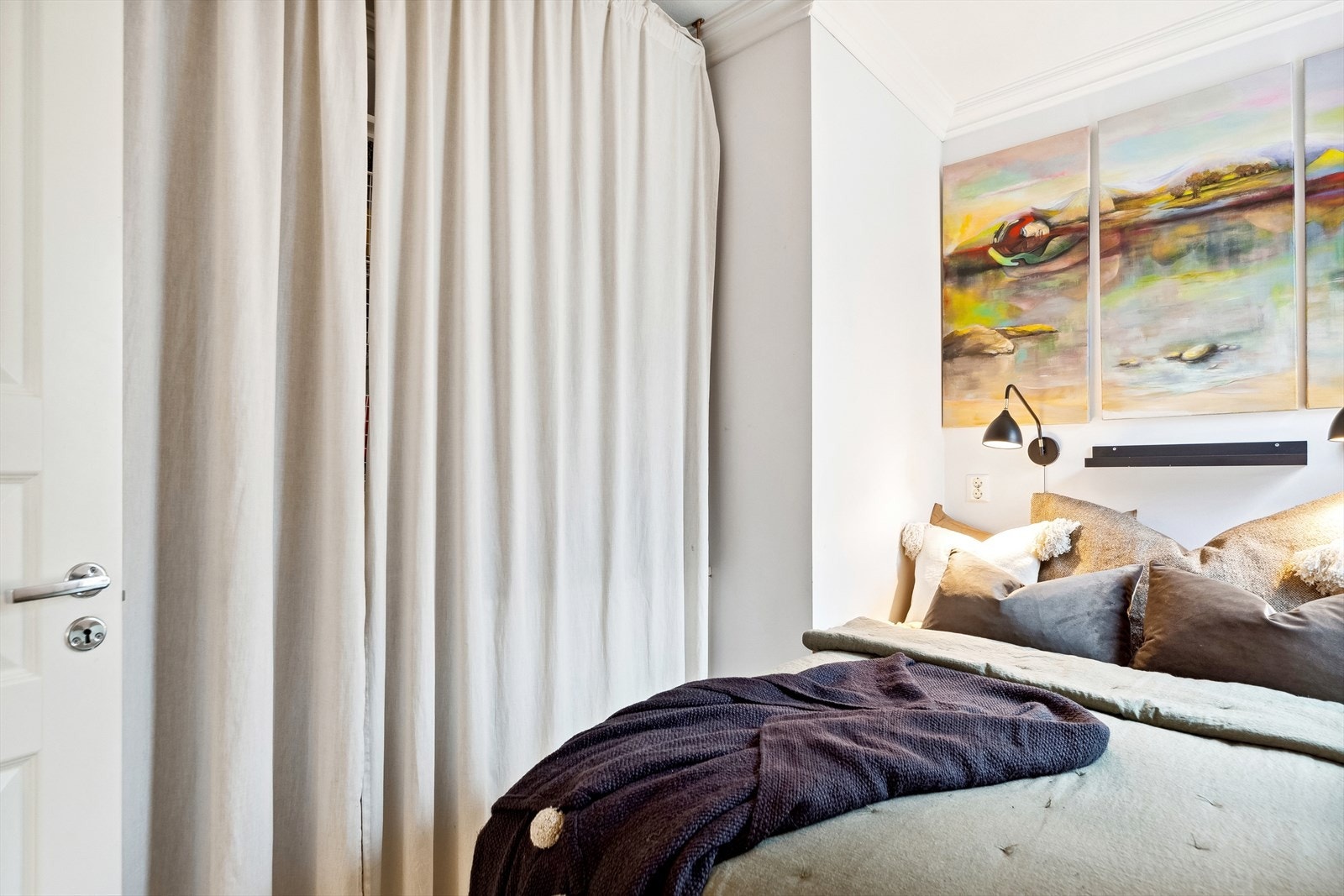 Soverommet er på 8m² med god plass til garderobeløsning Galleribilde