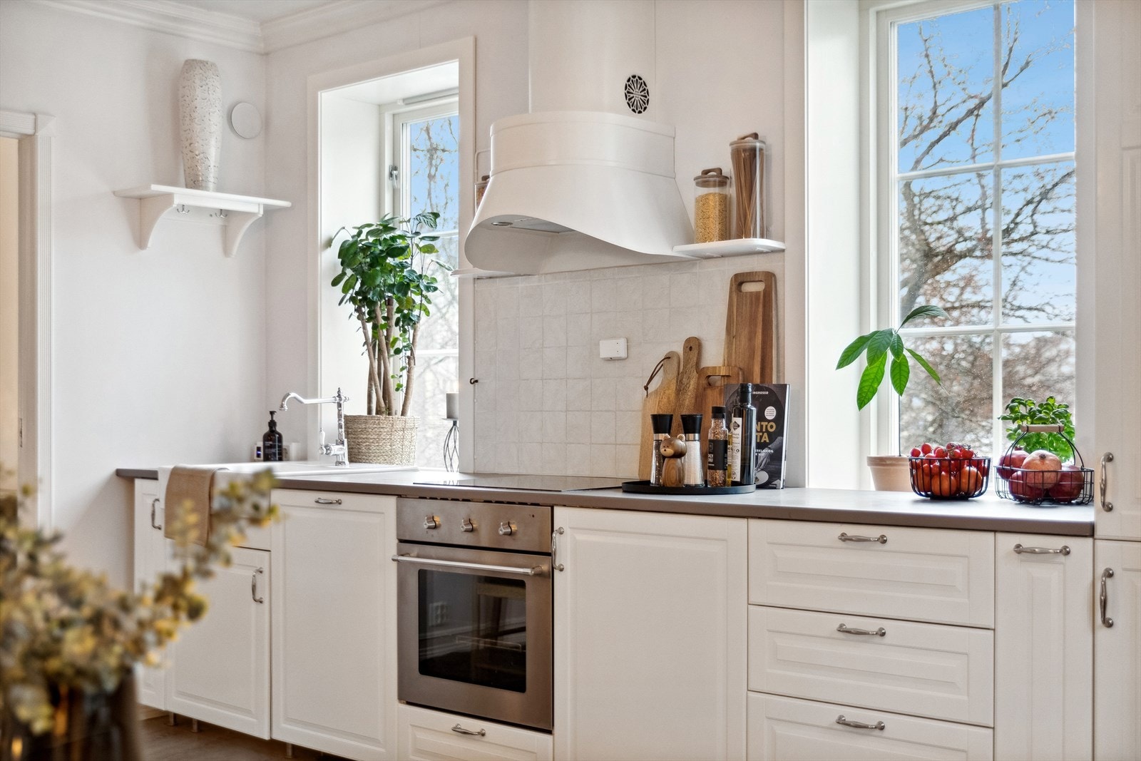 Det er integrerte hvitevarer som stekeovn, platetopp, oppvaskmaskin og kjøl/fryseskap. Galleribilde