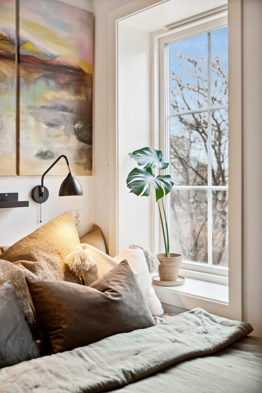 Soverommet har godt med naturlig lysinnslipp fra vinduet med utsikt over området Galleribilde