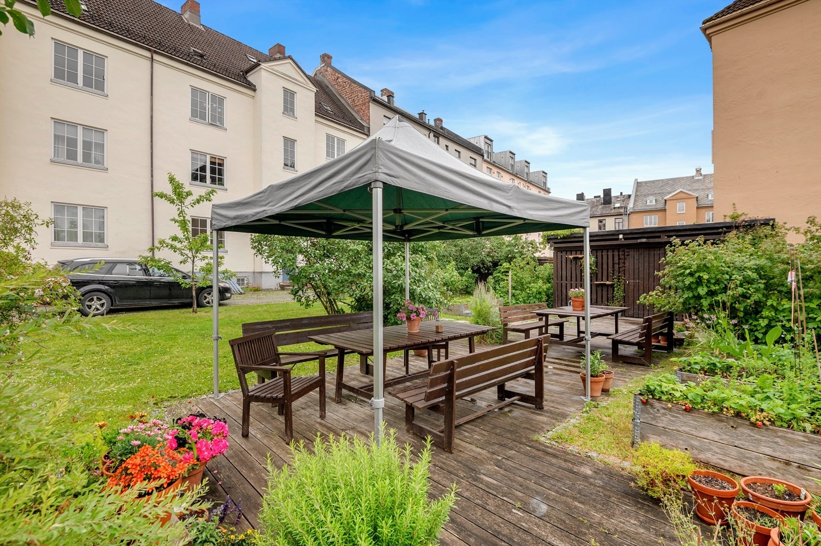 Her får du flere muligheter for sitteplasser til sosiale sammenkomster. Tak, vinduer, fasade, ytterdører og låsesystem er under renovasjon i regi av borettslaget. Bildet er tatt om sommeren Galleribilde