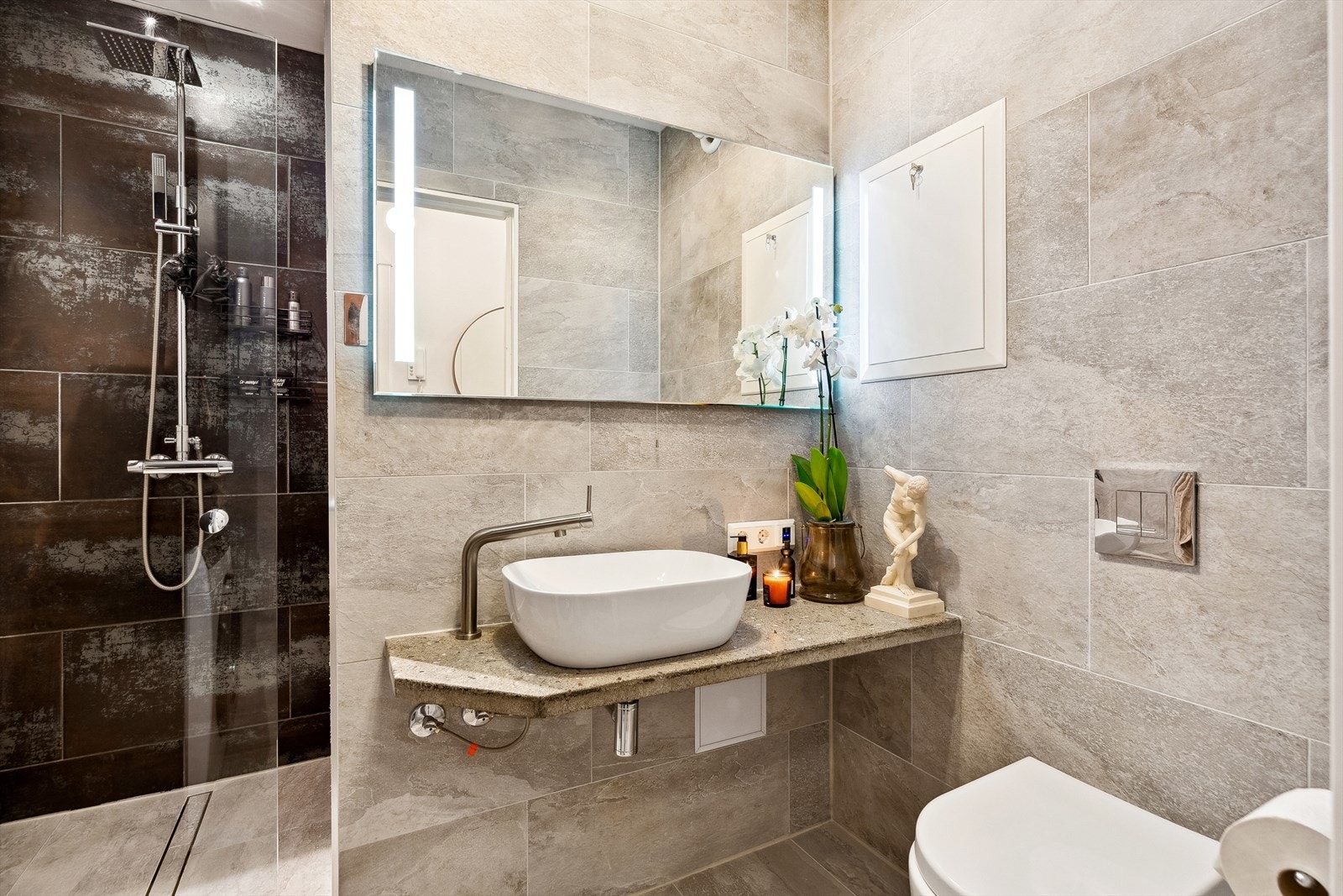 Flott flislagt bad på 4m² med behagelig gulvvarme Galleribilde