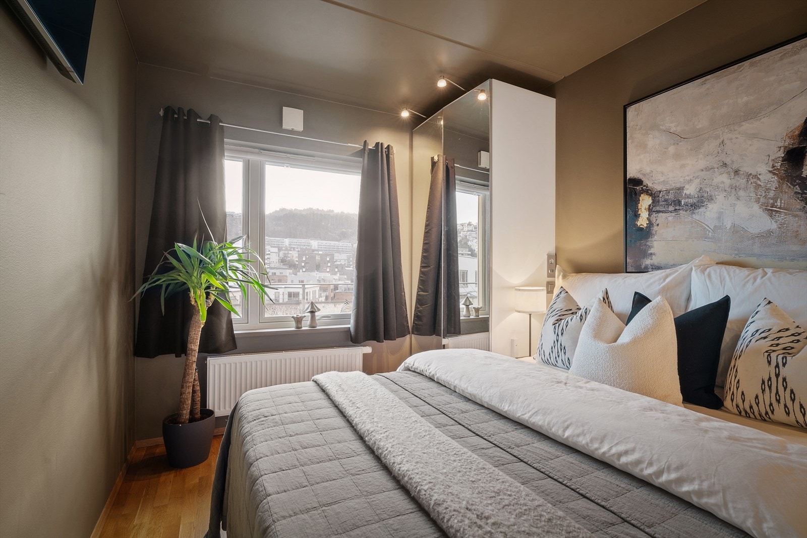 Romslig og delikat soverom med god plass til dobbeltseng, nattbord og garderobeskap. Galleribilde