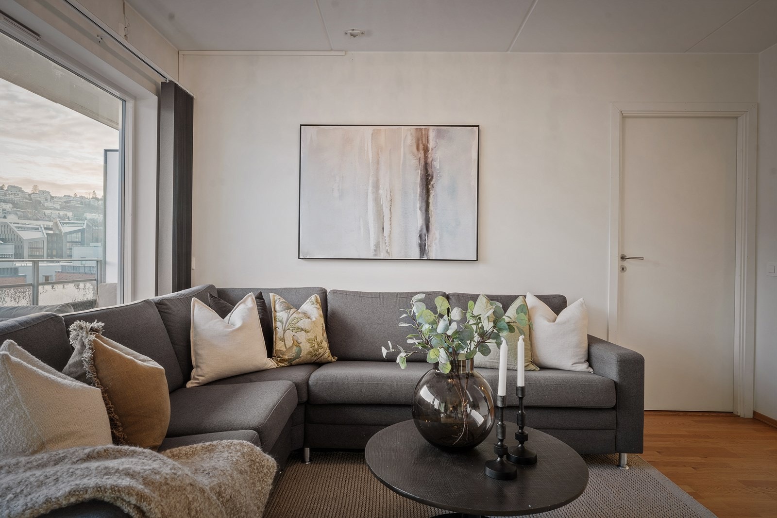 Stuen har en fin planløsning med god plass til sofagruppe og spisebord. Galleribilde