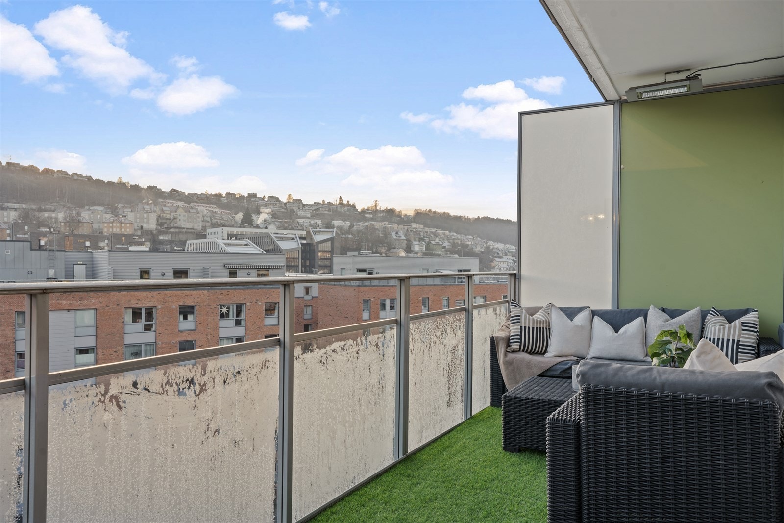 Balkongen ligger sydvendt og byr på fantastisk utsikt mot Ekebergåsen. Galleribilde