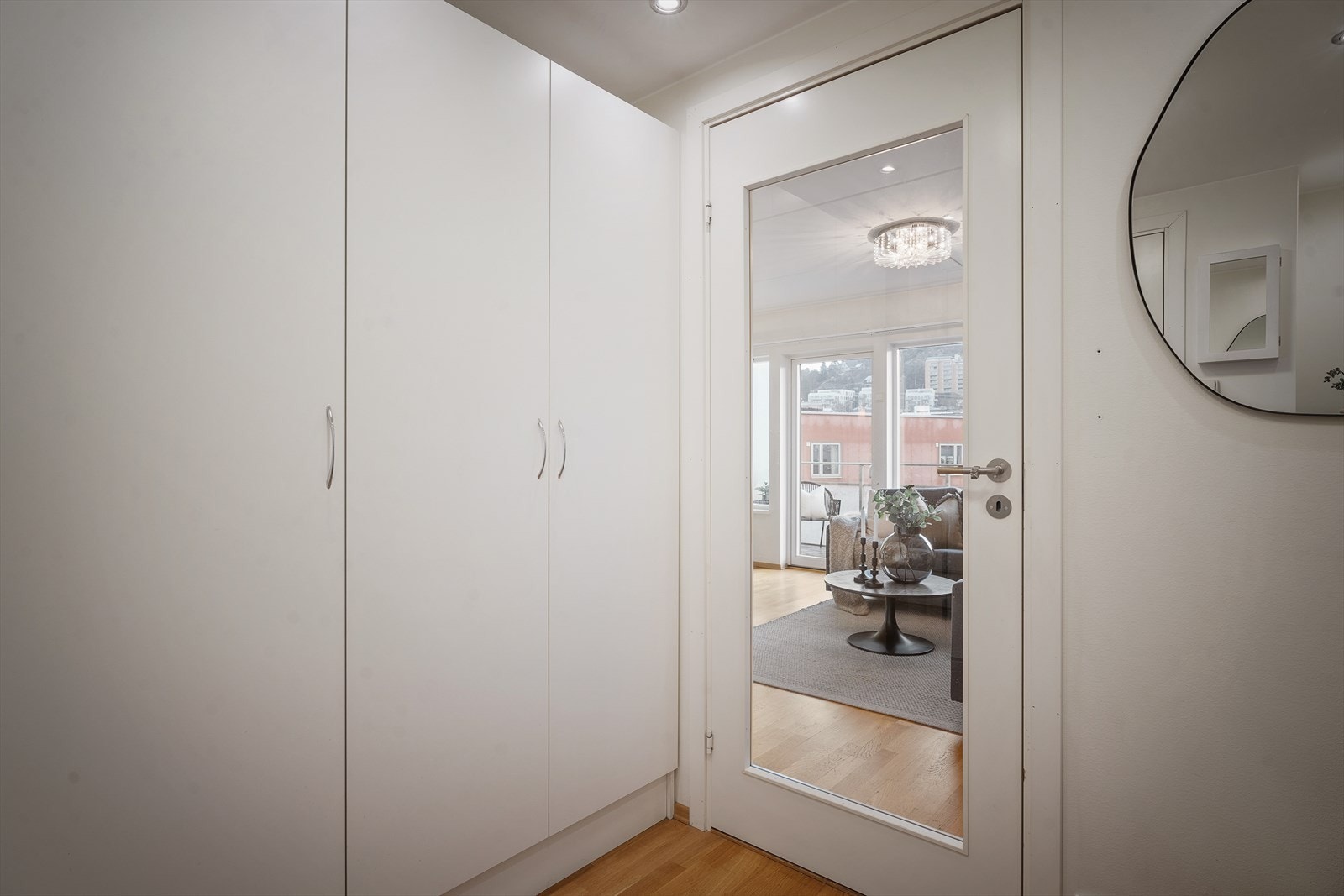 Det er godt med skapplass i medfølgende skyvedørsgarderobe. Galleribilde