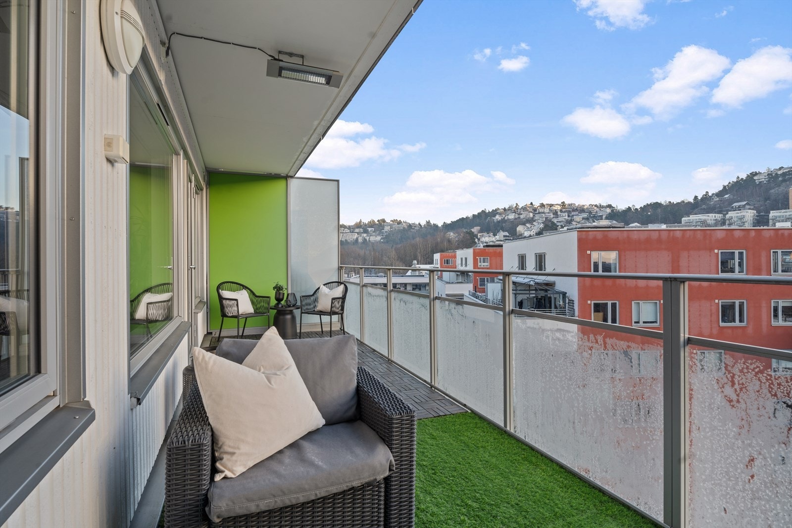 Balkongen er av god størrelse med plass til ulike utemøbler. Galleribilde