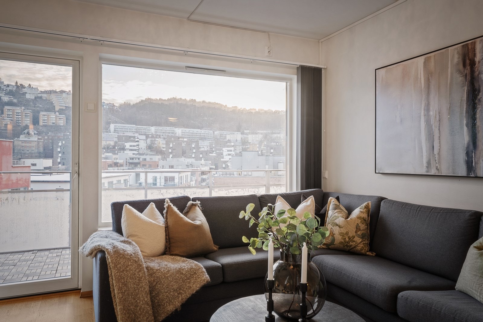 Fra stuen er det utgang til en stor balkong på hele 16m². Galleribilde