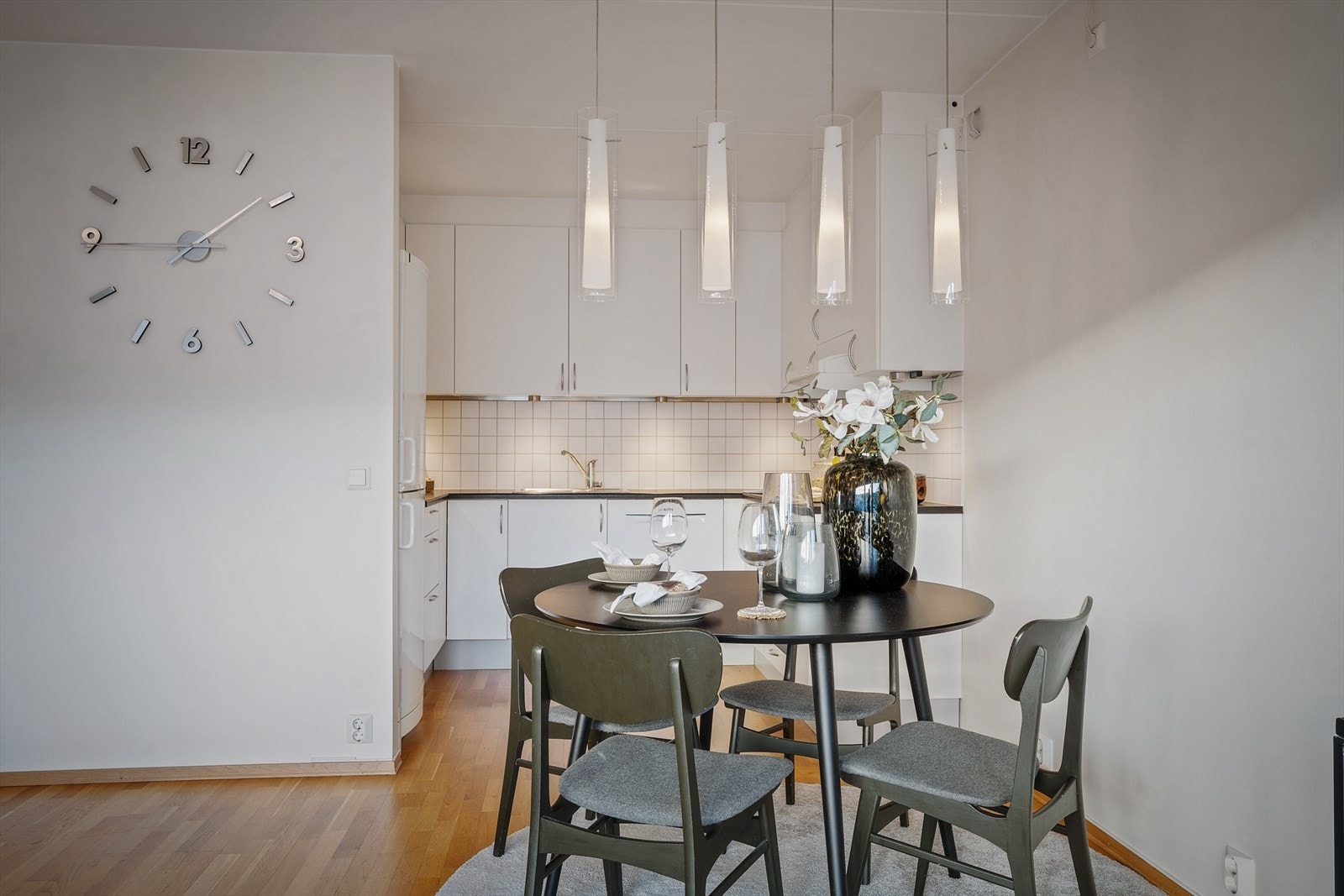 Leiligheten framstår meget pen og byr på en sosial romløsning med åpen stue og kjøkken, romslig soverom og ett flott bad. Galleribilde