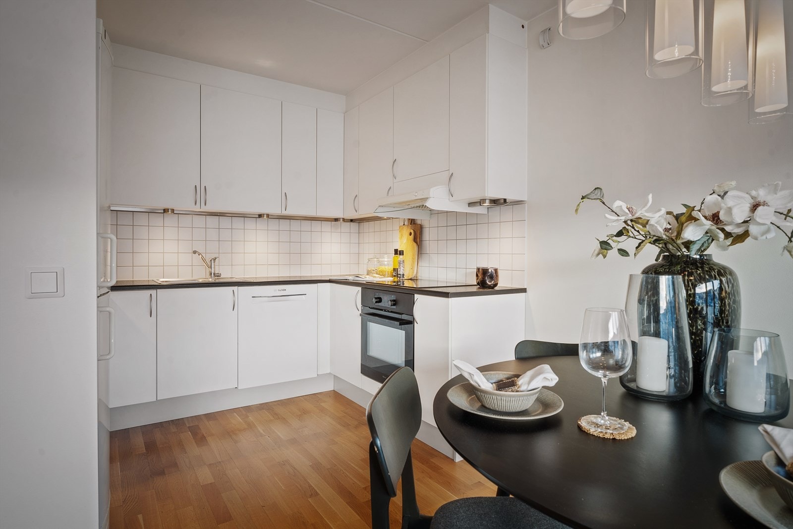 Pent kjøkken med rikelig med skap- og benkeplass. Galleribilde