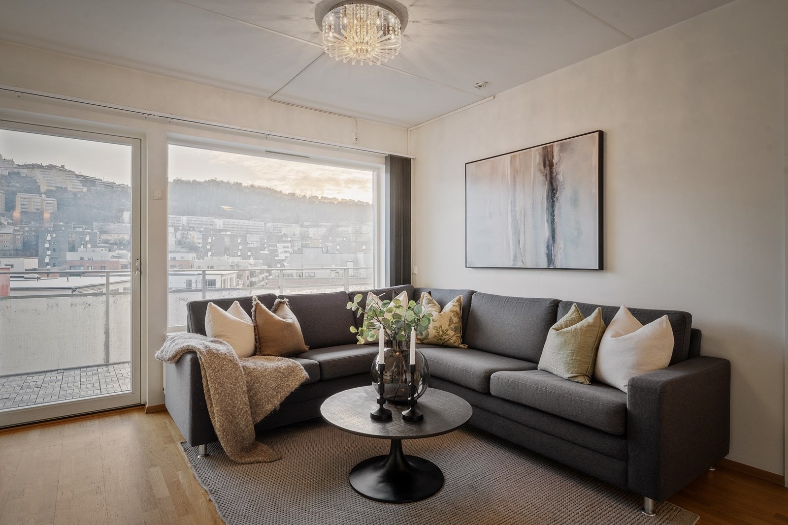 Rommet byr på store vindusflater som sikrer gode lysforhold. Galleribilde