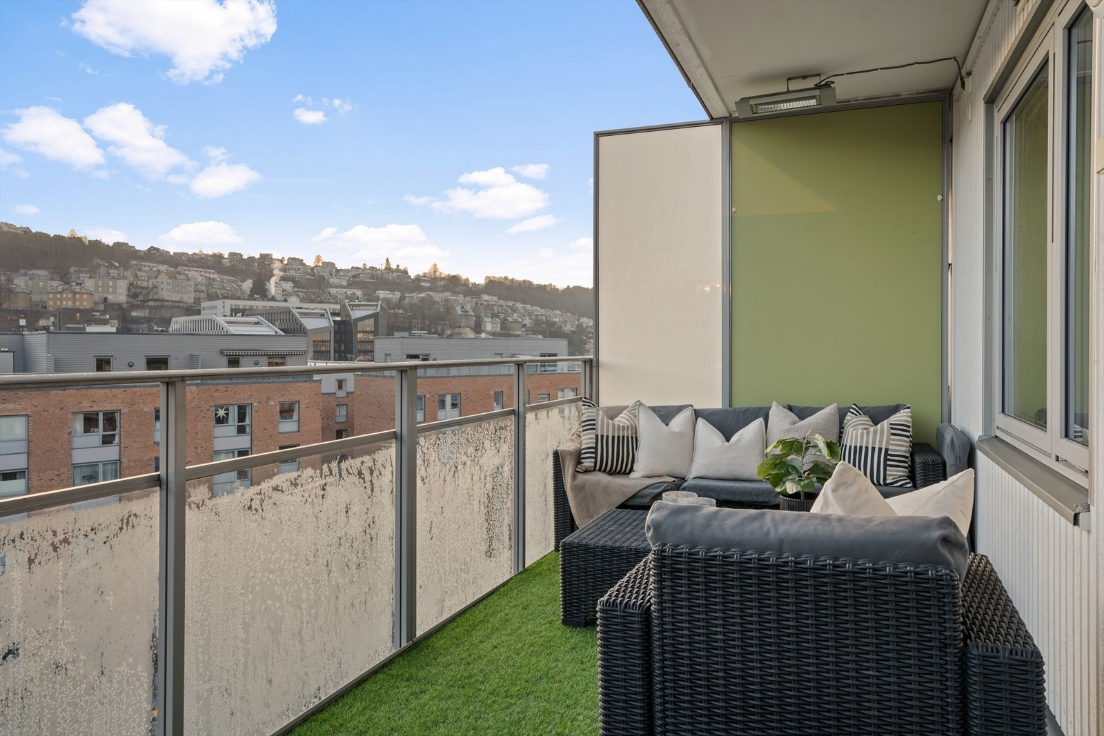 Leiligheten ligger høyt og fritt i byggets 7. etasje med heisadkomst og har utgang til en stor sydvendt balkong. Galleribilde