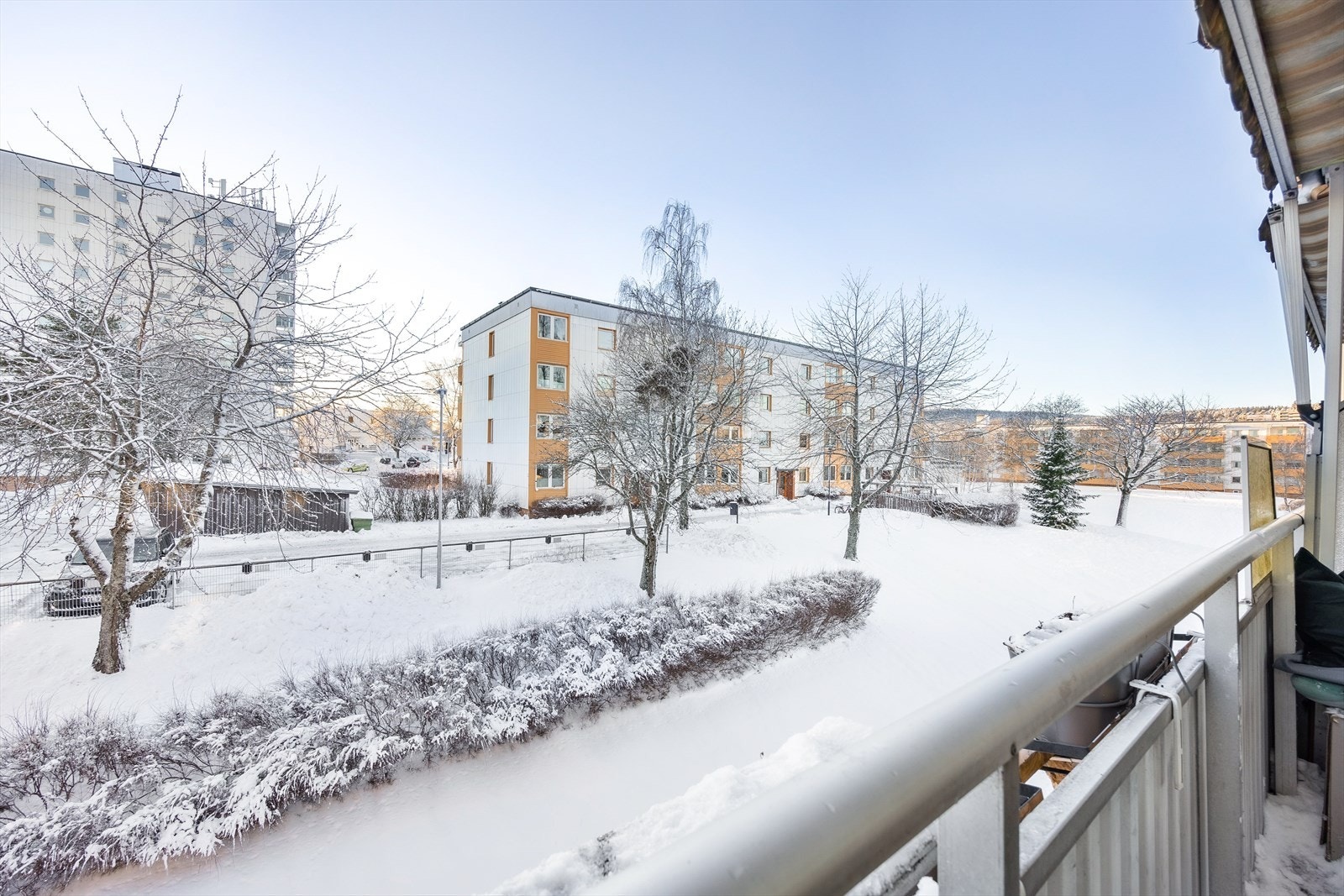 Fra balkongen er det åpen utsyn over fellesarealer Galleribilde
