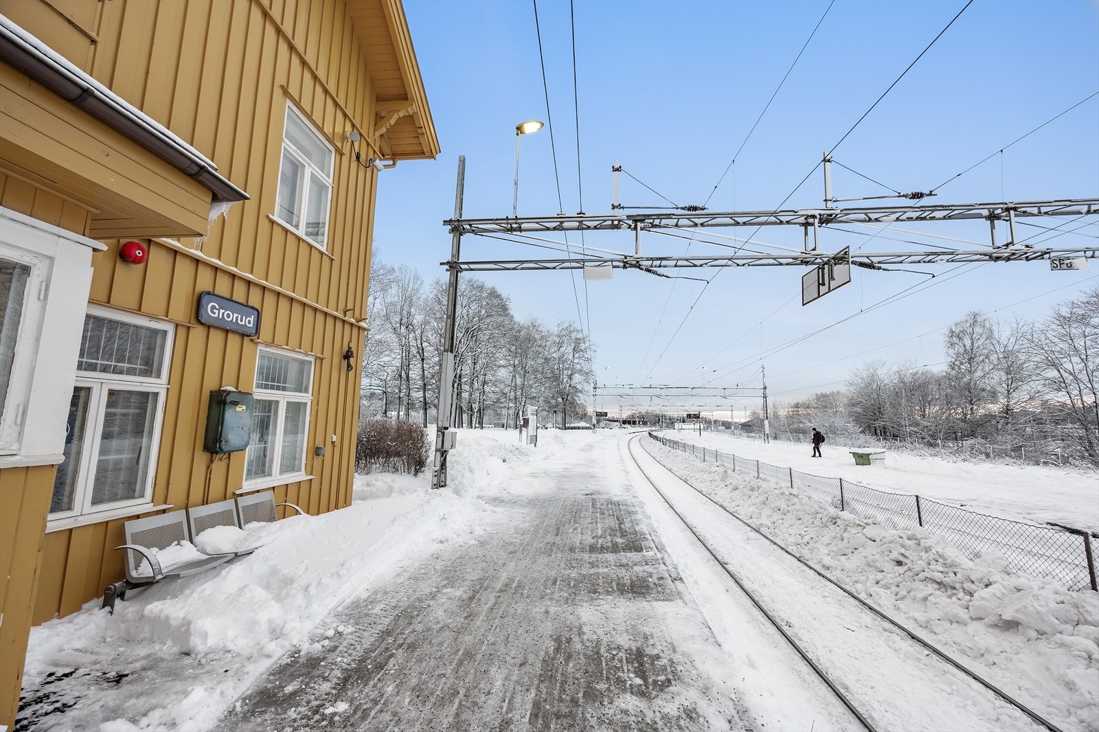 Grorud stasjon med lokaltog kan nås til fots Galleribilde