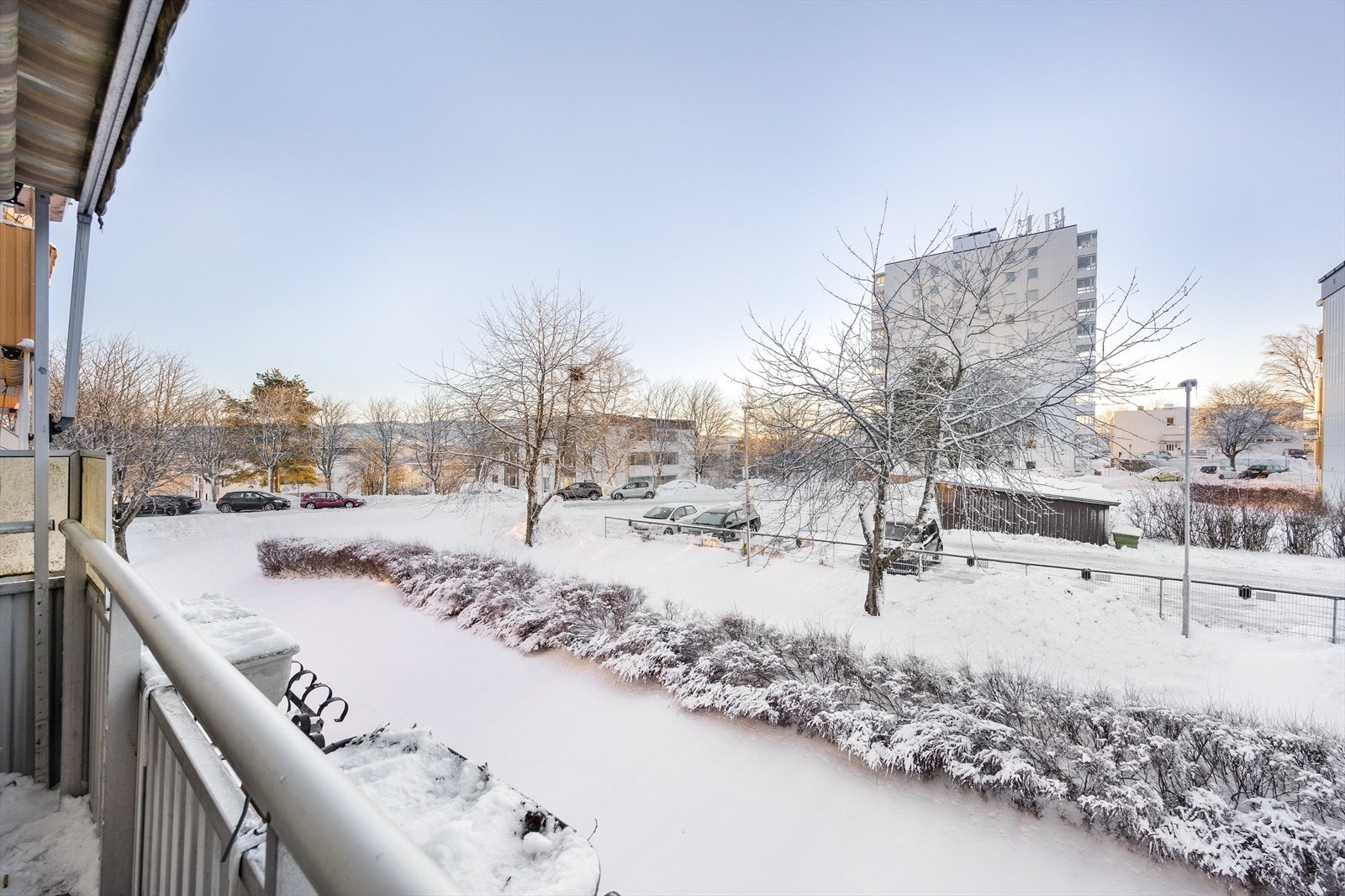 Fra balkongen er det åpen utsyn over fellesarealer Galleribilde
