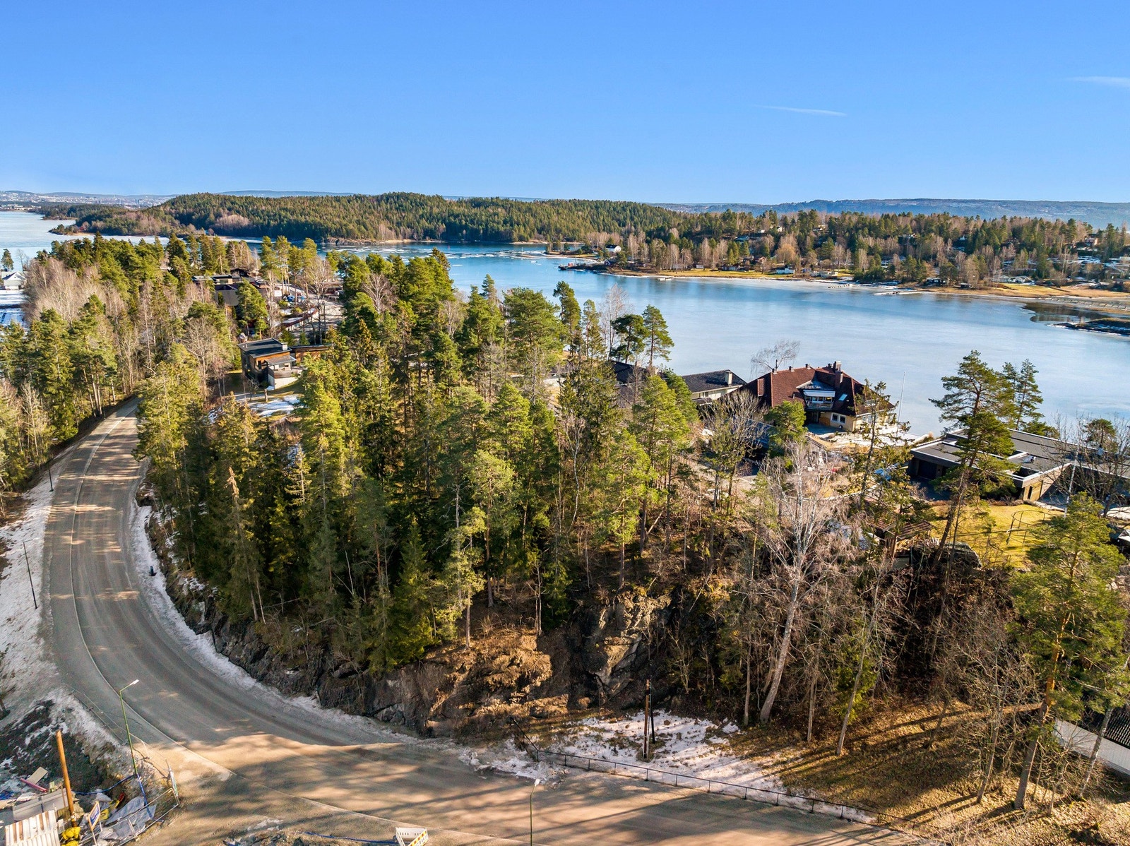 Eiendommen er åpent og fint plassert med meget gode solforhold Galleribilde