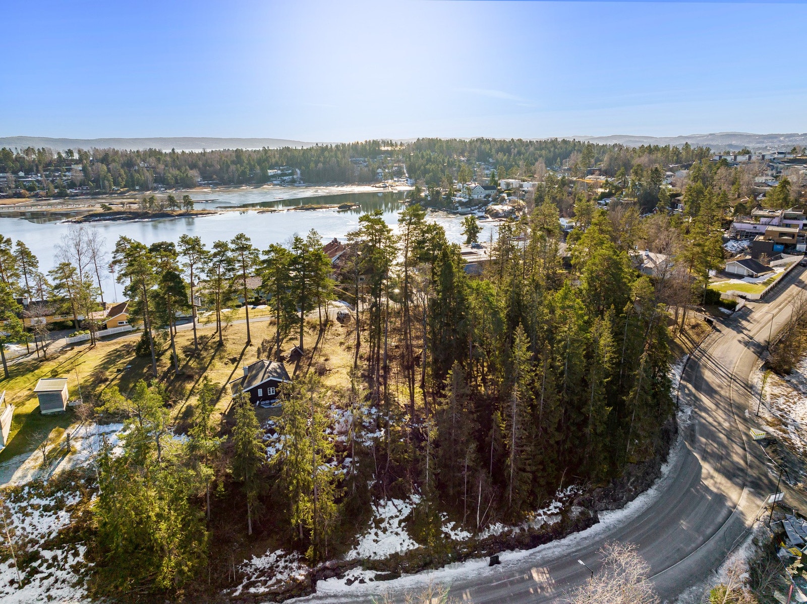 Fin beliggenhet i blindvei, i et attraktivt villastrøk på søndre del av Nesøya Galleribilde