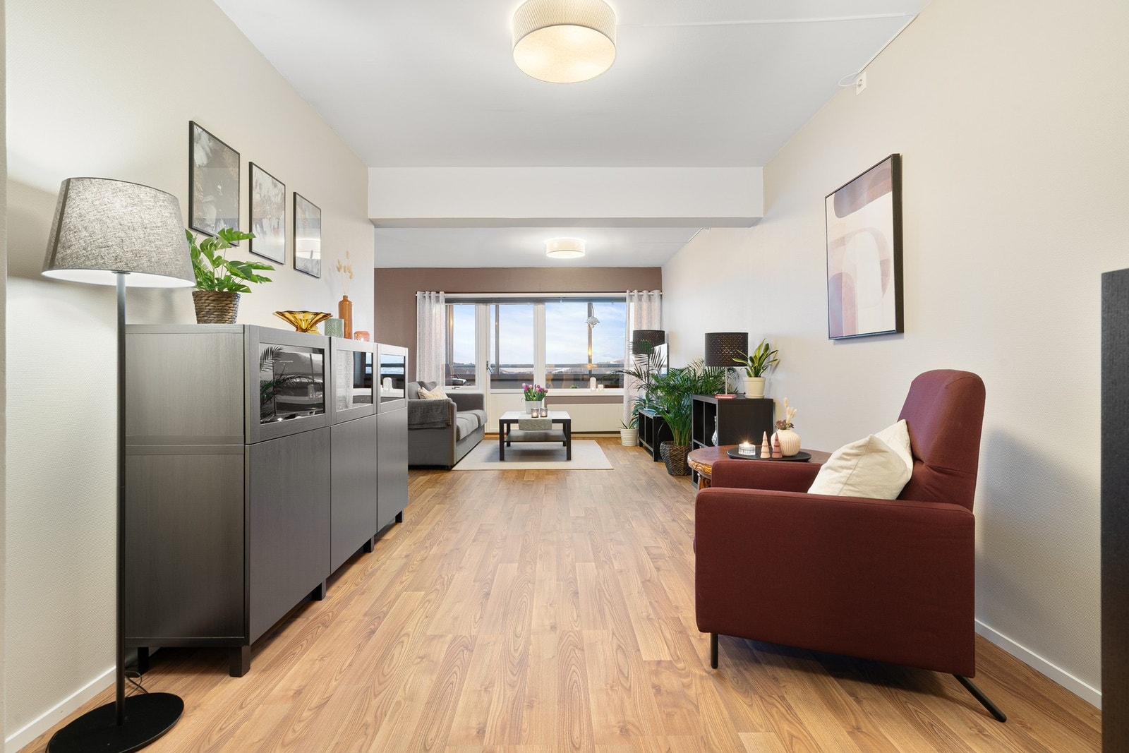 Leiligheten ligger i 11.etasje og har et bruksareal på hele 108 kvadratmeter. Boligen har også flotte balkonger med usjenert utsikt. Galleribilde