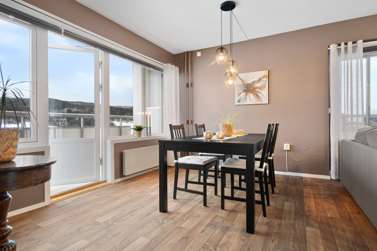 Spisestuen finner sin naturlige plass mellom stuen og kjøkkenet. Galleribilde