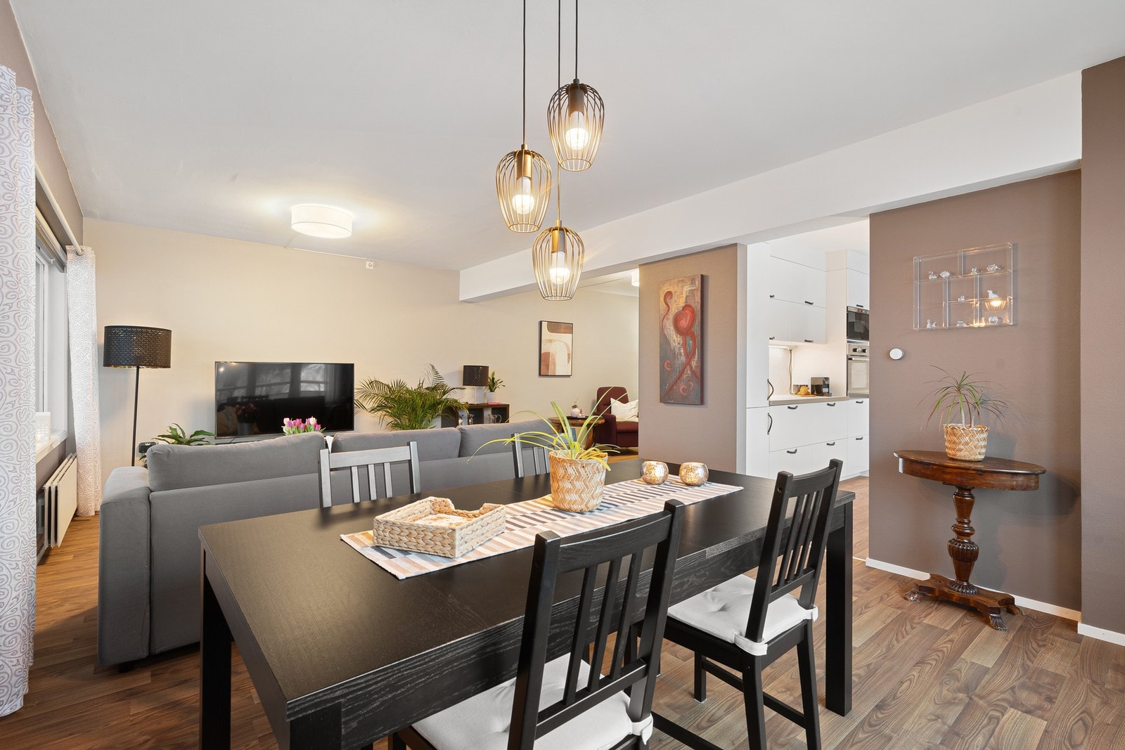 Kjøkkenet er askildt fra stuen som gir leiligheten flere gode oppholdsrom. Galleribilde