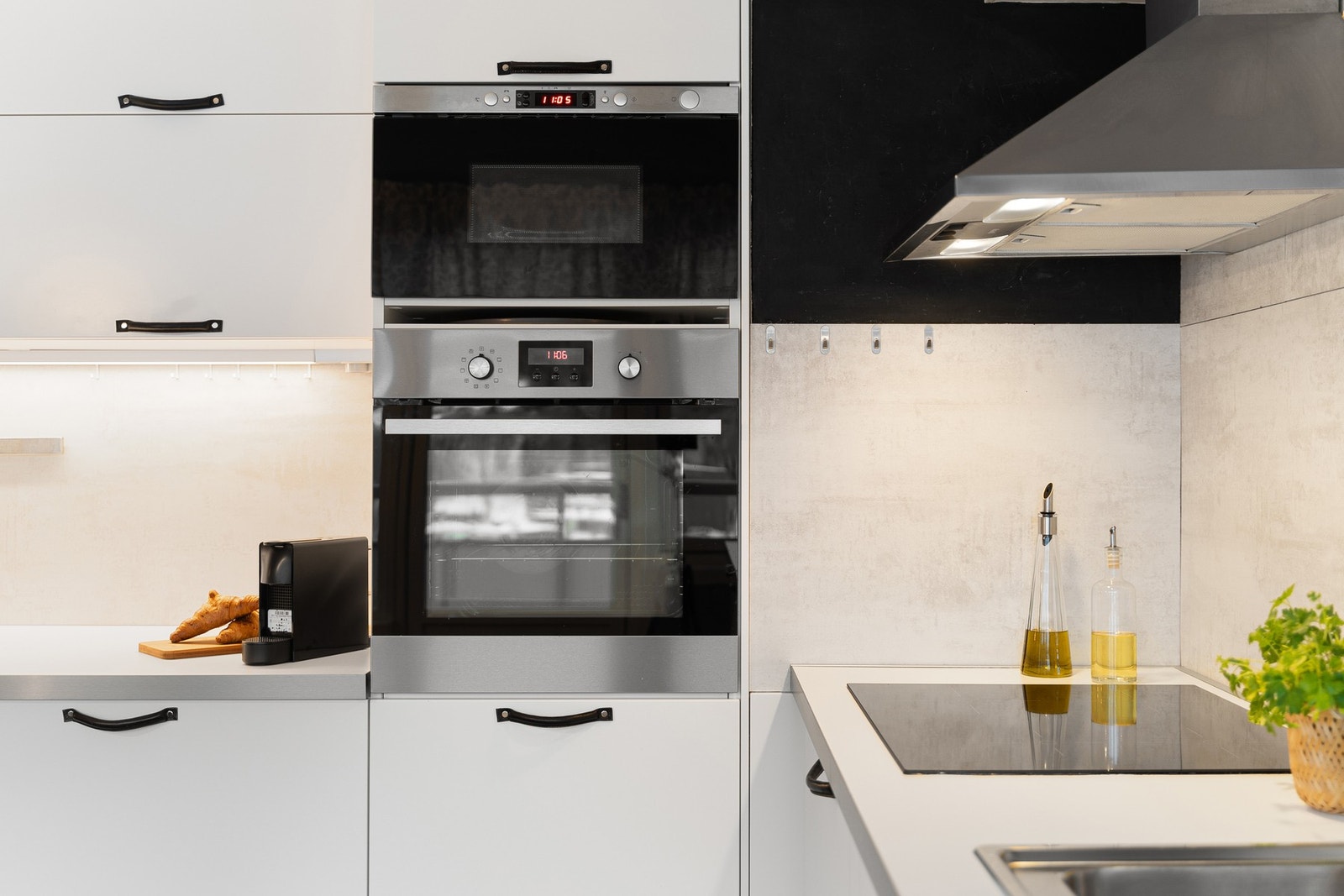 Integrert platetopp, stekeovn, kjøl/fryseskap, oppvaskmaskin og mikrobølgeovn. Galleribilde