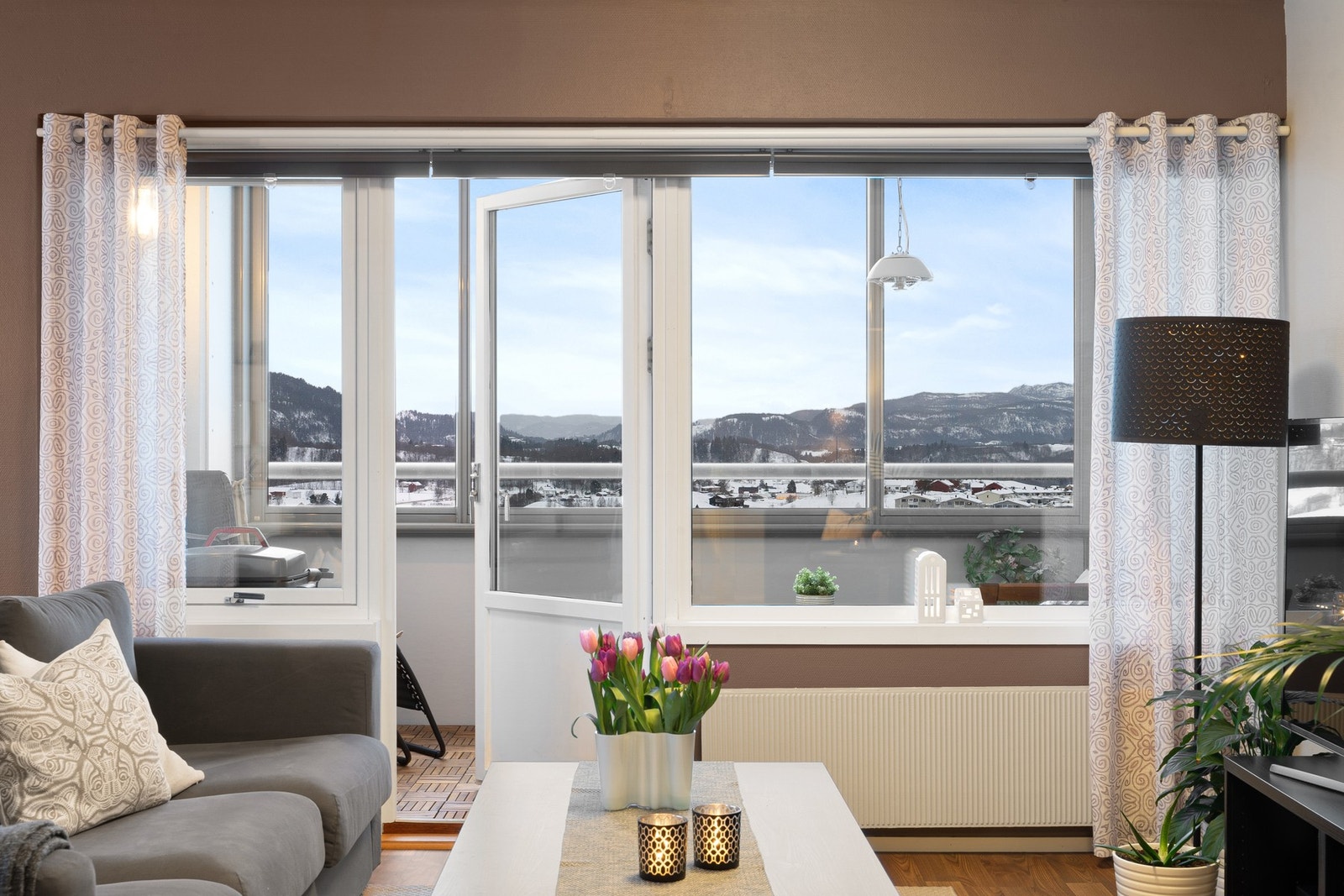 De store vindusflatene gir boligen rikelig med naturlig lys. Galleribilde