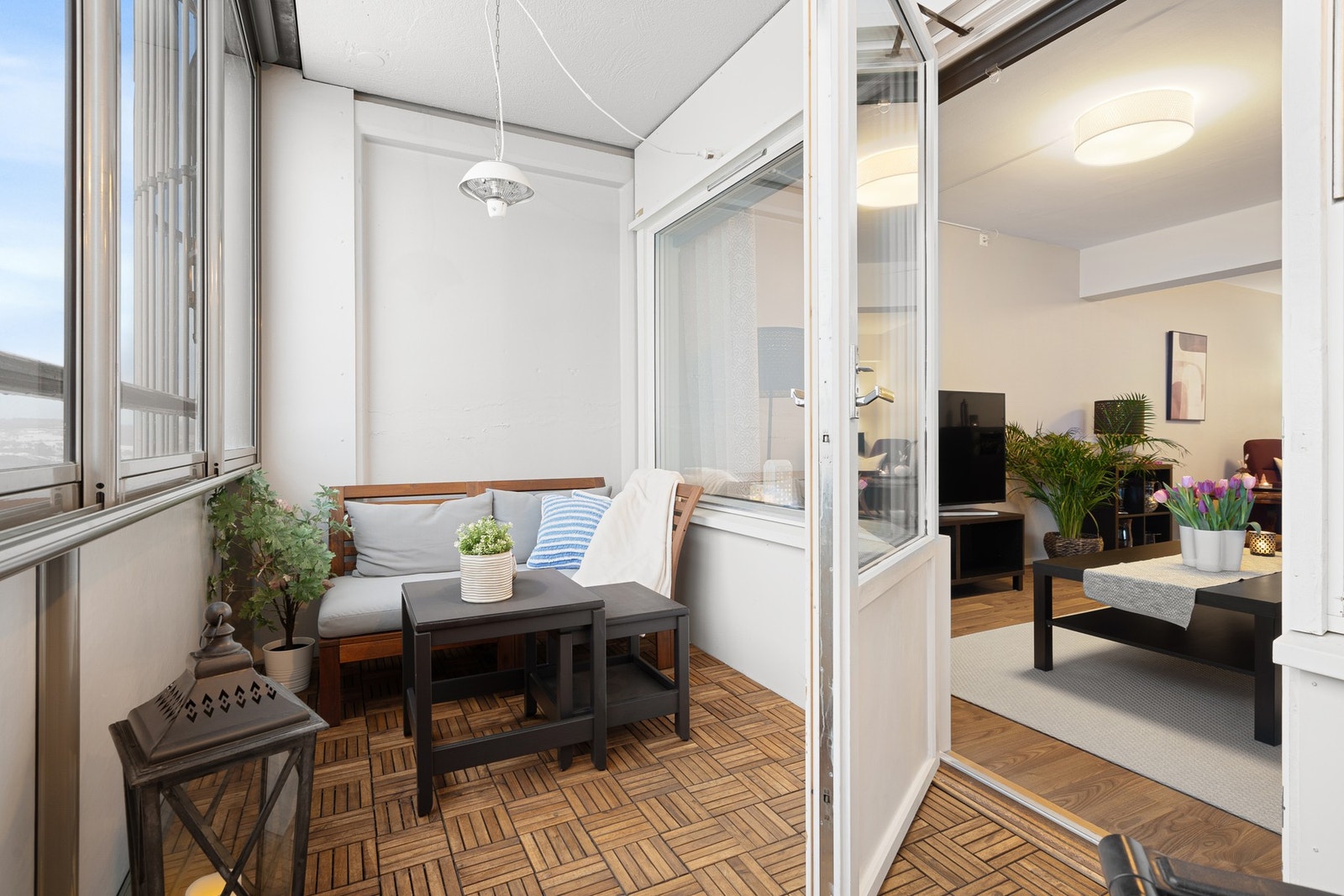 Fra stuen er det utgang til en innglasset balkong. Galleribilde