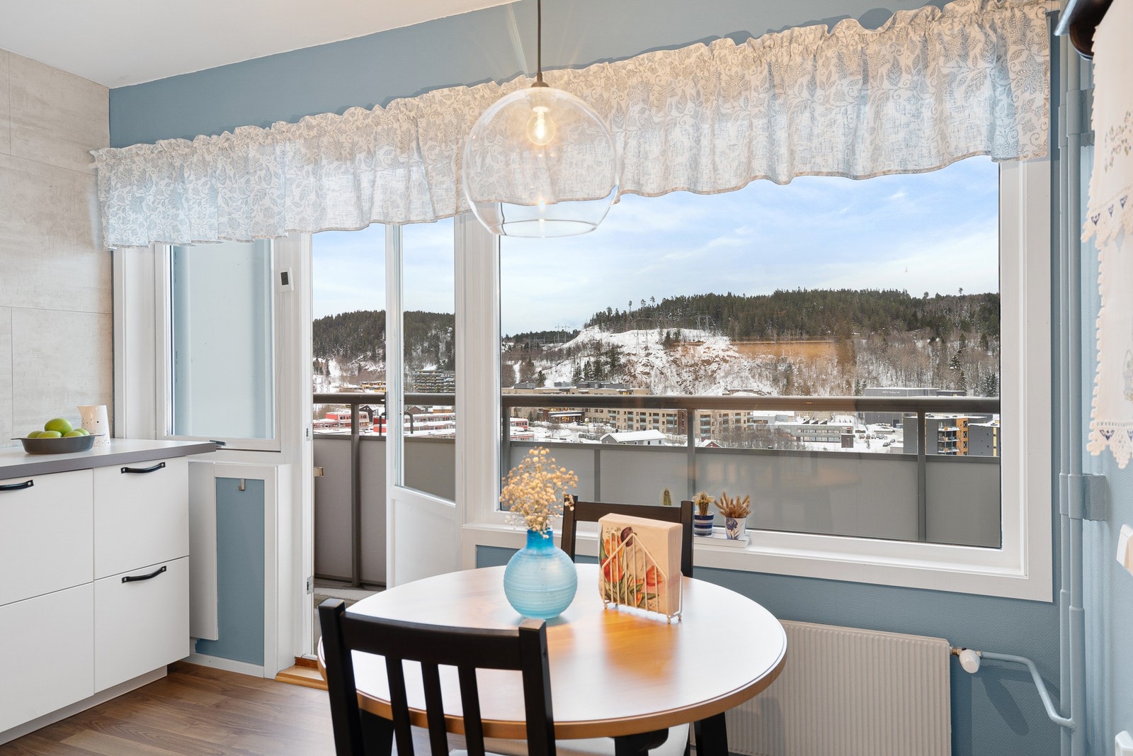 Direkte utgang til egen balkong fra kjøkkenet. Galleribilde