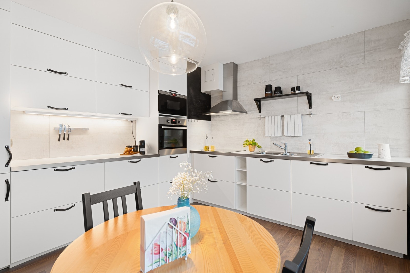 Her får du godt med både skap- og benkeplass. Galleribilde