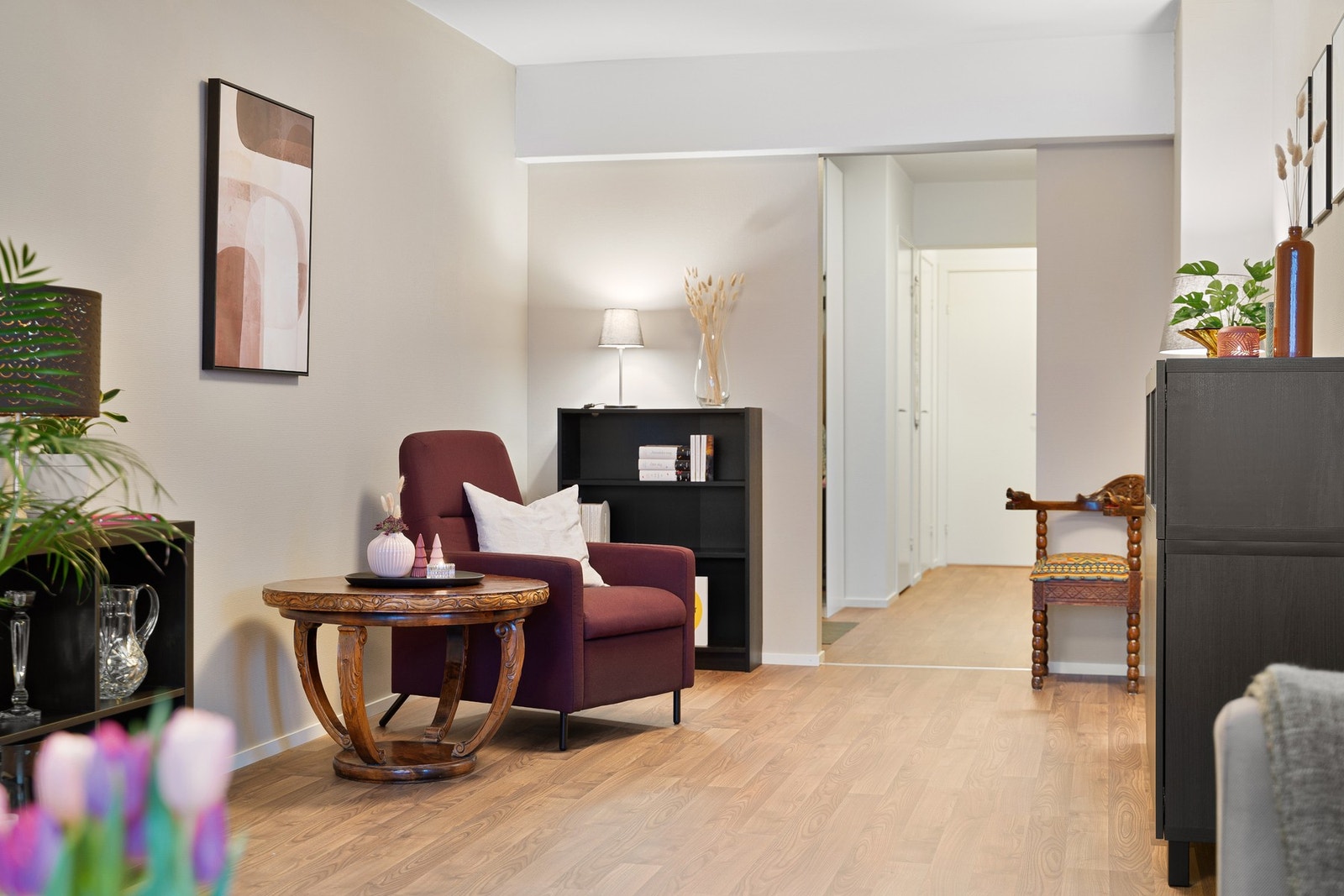 Stuen har en naturlig sonedeling og boligen oppleves svært romslig. Galleribilde