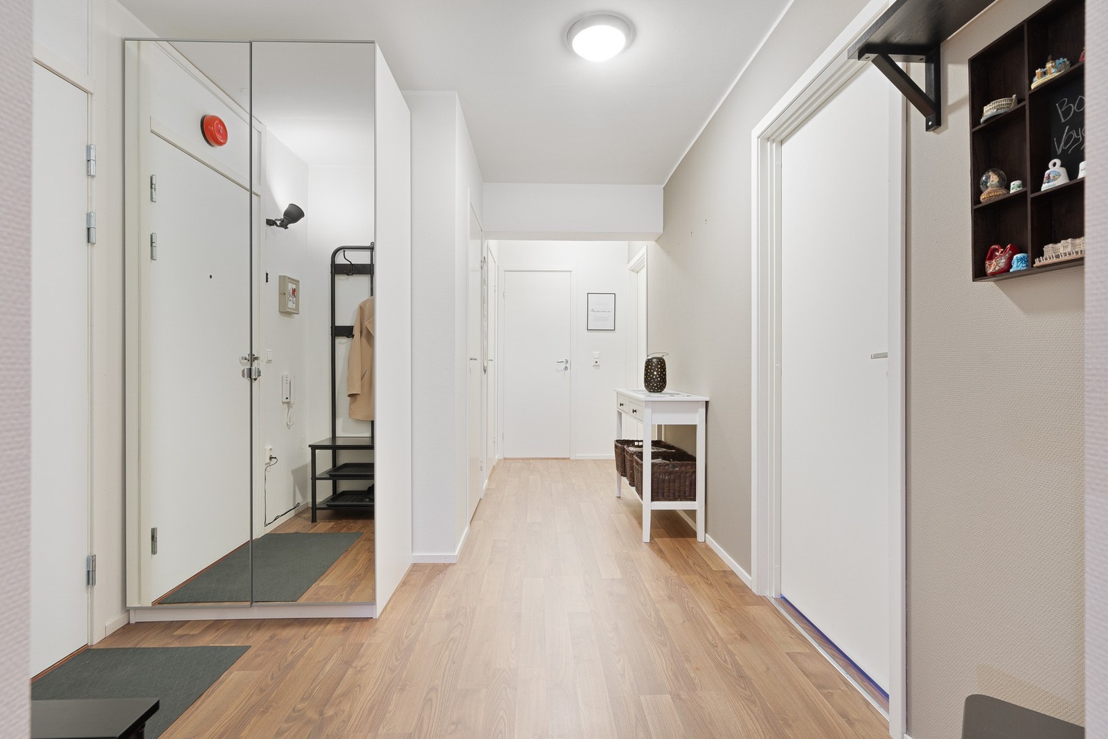 Entreen er på 10,5 kvm, med god plass til oppbevaring. Galleribilde